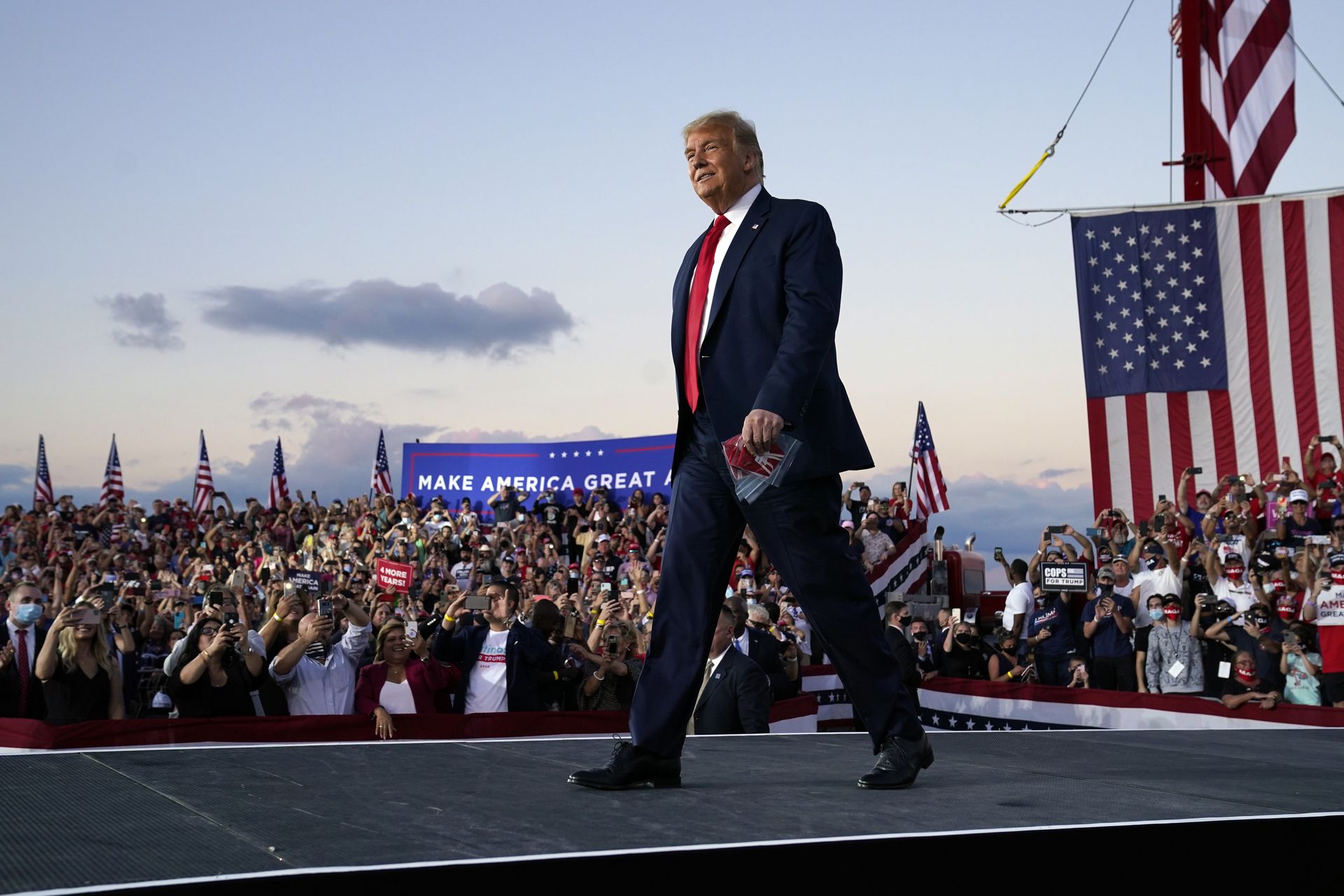 特朗普称要亲吻现场人群 福奇警告