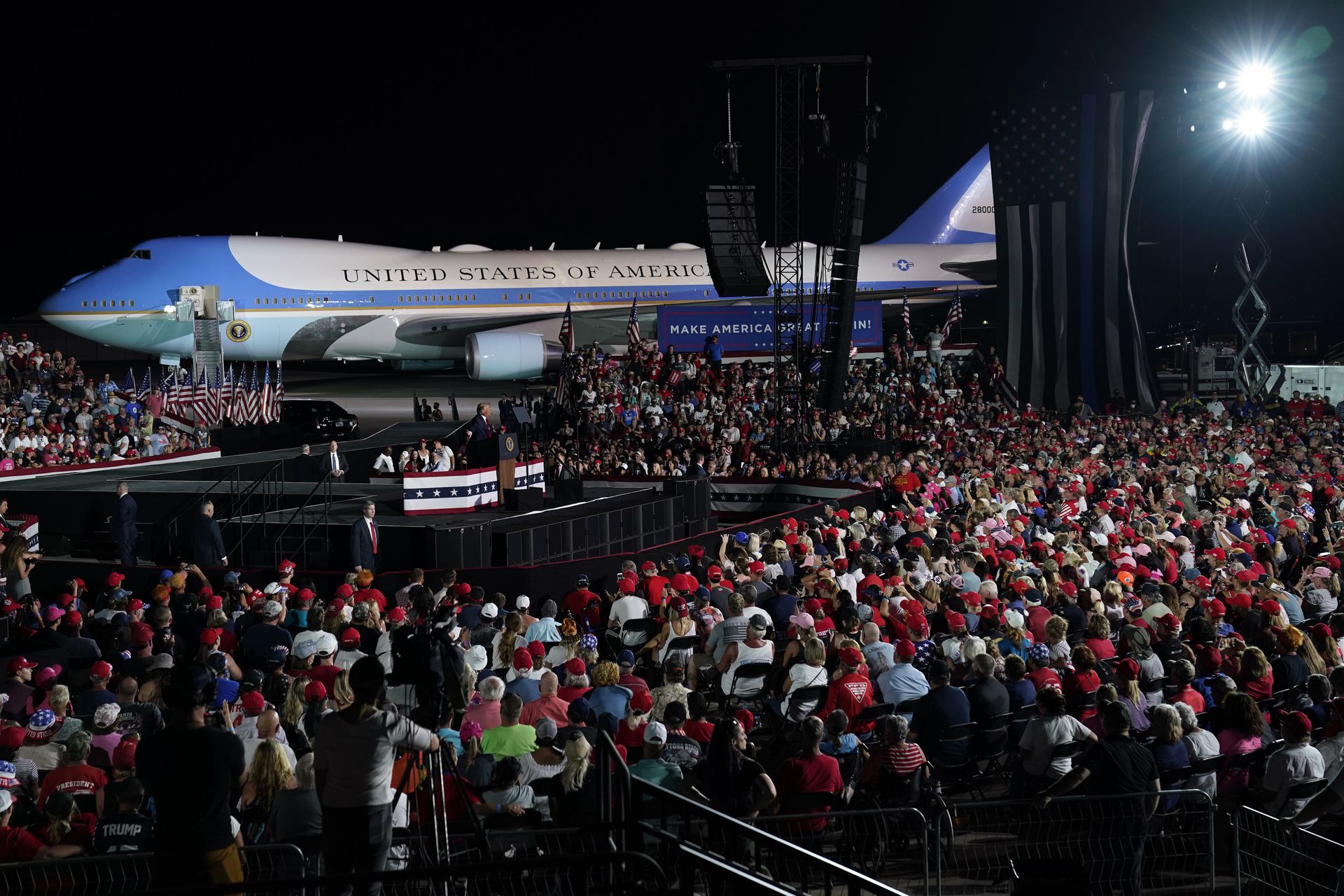 特朗普称要亲吻现场人群 福奇警告