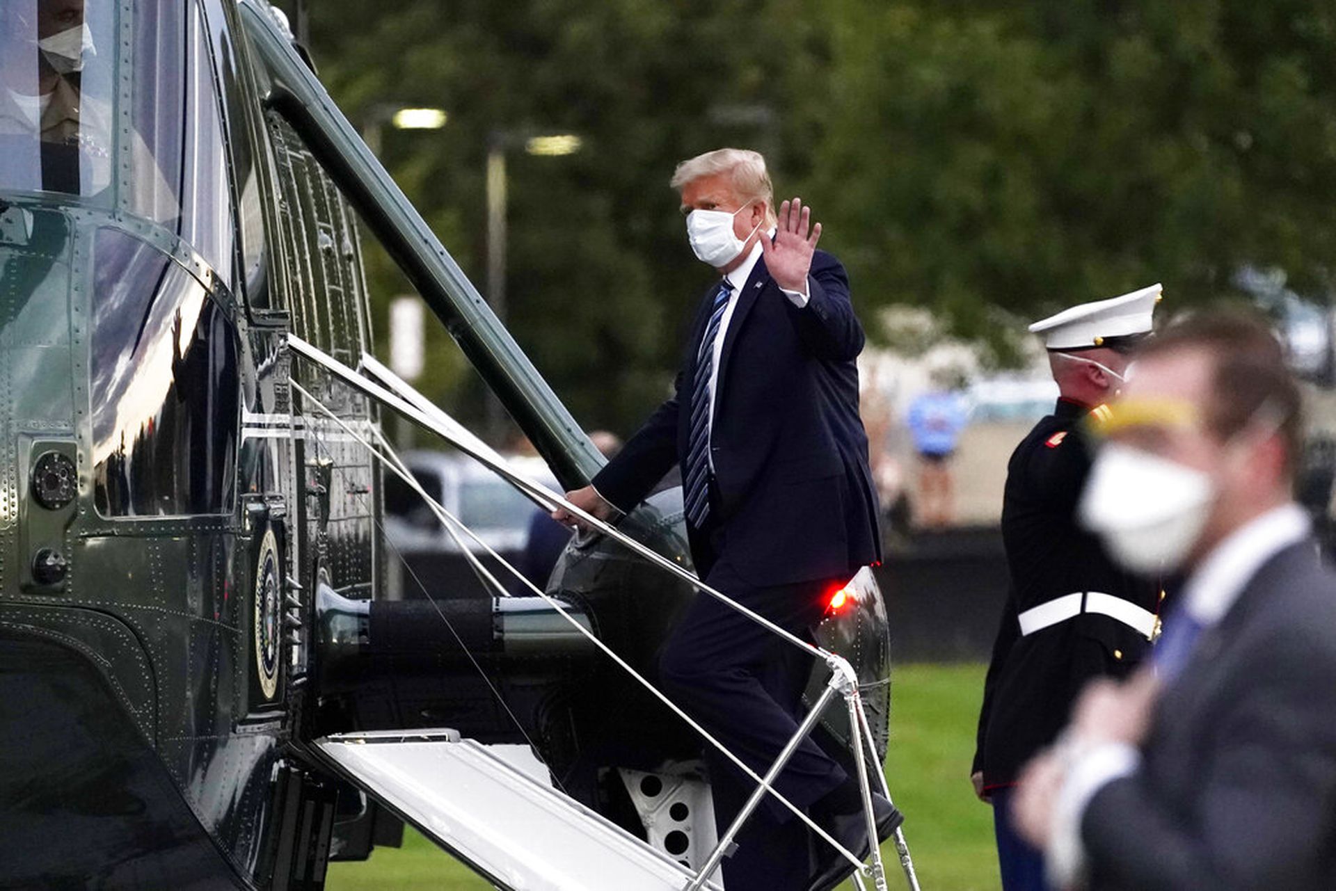 特朗普接受采访咳嗽不断关闭麦克风