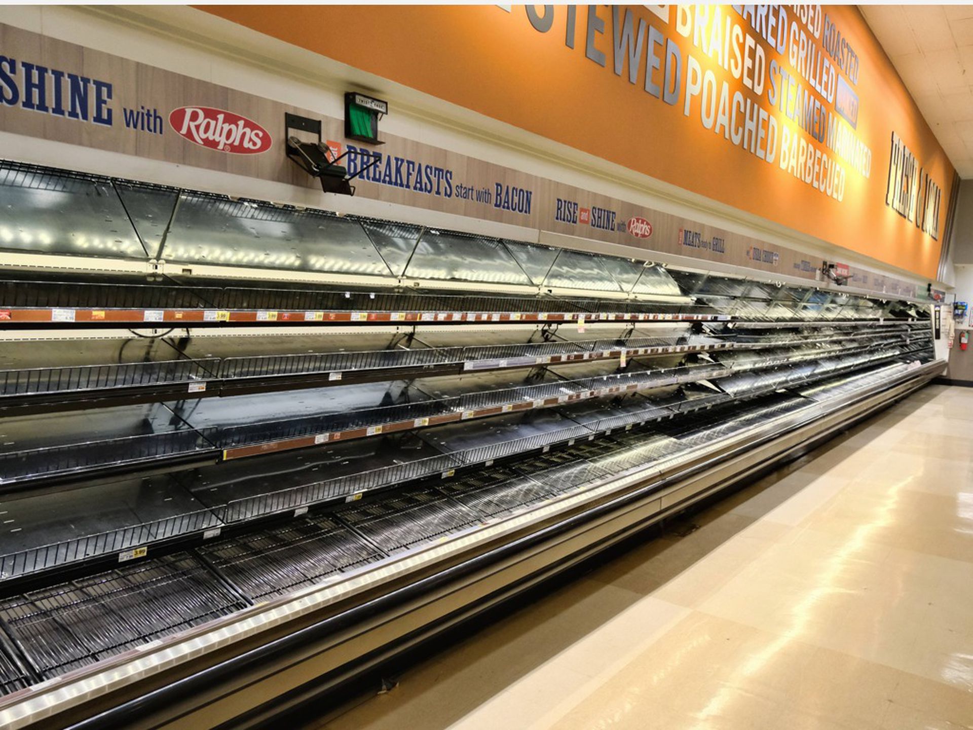 由于担心新冠肺炎在全美爆发，美国部分民众开始抢购物资。图为2020年3月14日，在加利福尼亚州伯班克当地一家超市，肉类和家禽类商品已销售一空。（AP）