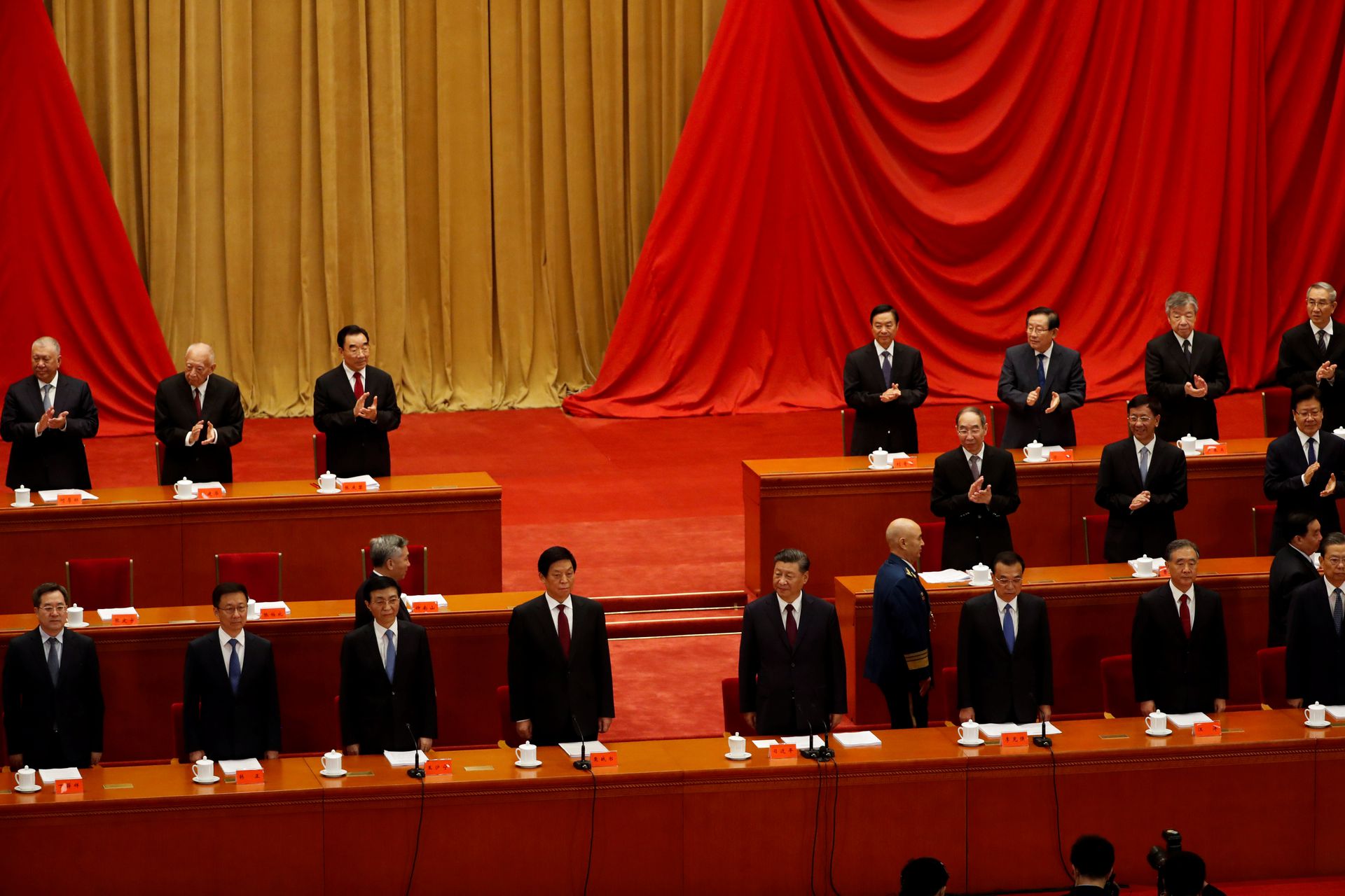 2020年9月8日，中国官方在人民大会堂举办表彰大会，表彰在抗击新冠肺炎疫情中发挥重要作用的模范人物，中共中央政治局七常委悉数到场。（路透社）