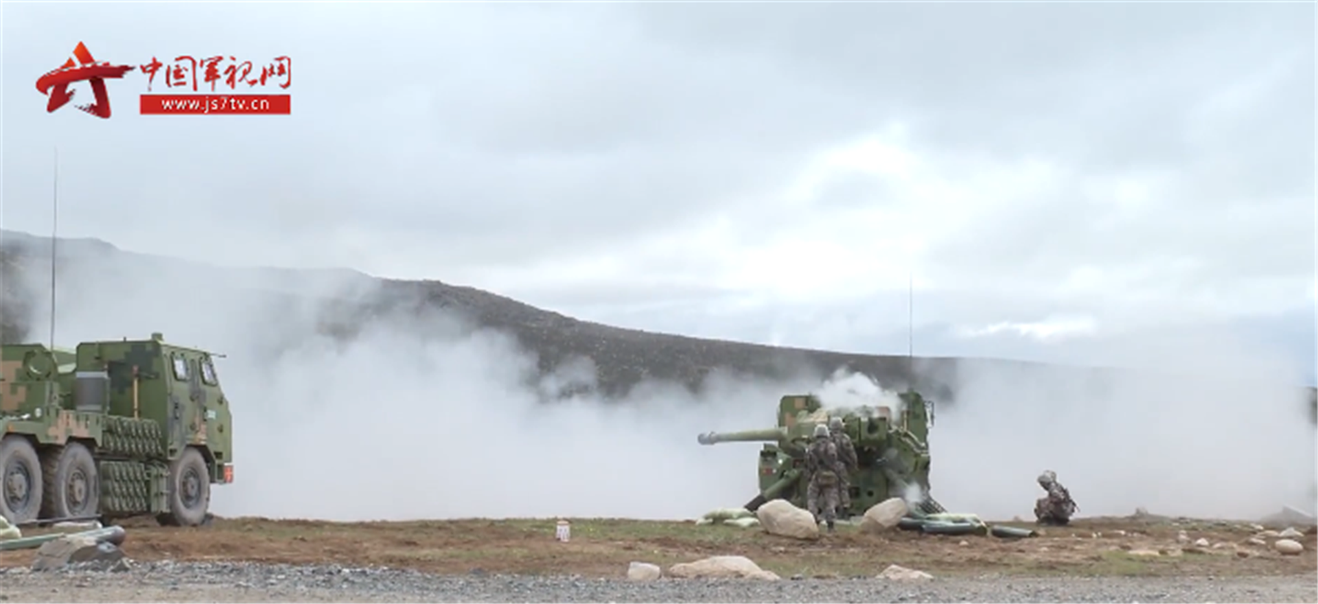 解放军南部战区展开新型轮式火炮火力打击演练。轮式火炮在指挥下开火。（中国军事网截图）