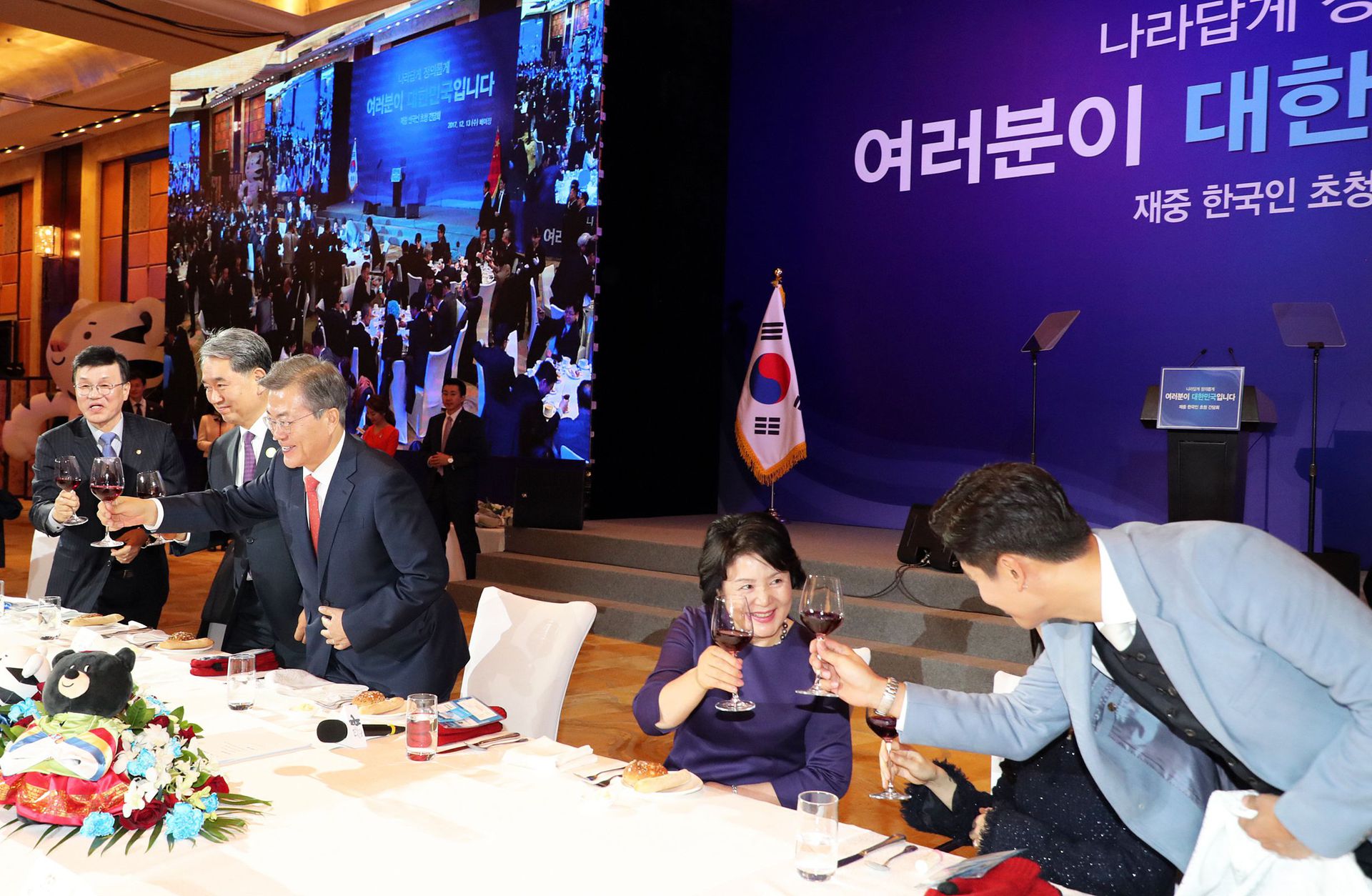 2017年12月13日，正在访问中国的韩国总统文在寅与夫人金正淑参加韩国侨民举行的恳谈会。（视觉中国）