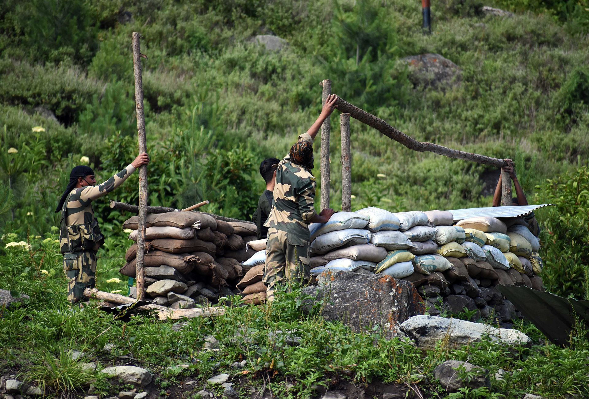 一些印度士兵在拉达克边界线附近搭建临时观察哨所。（Getty）