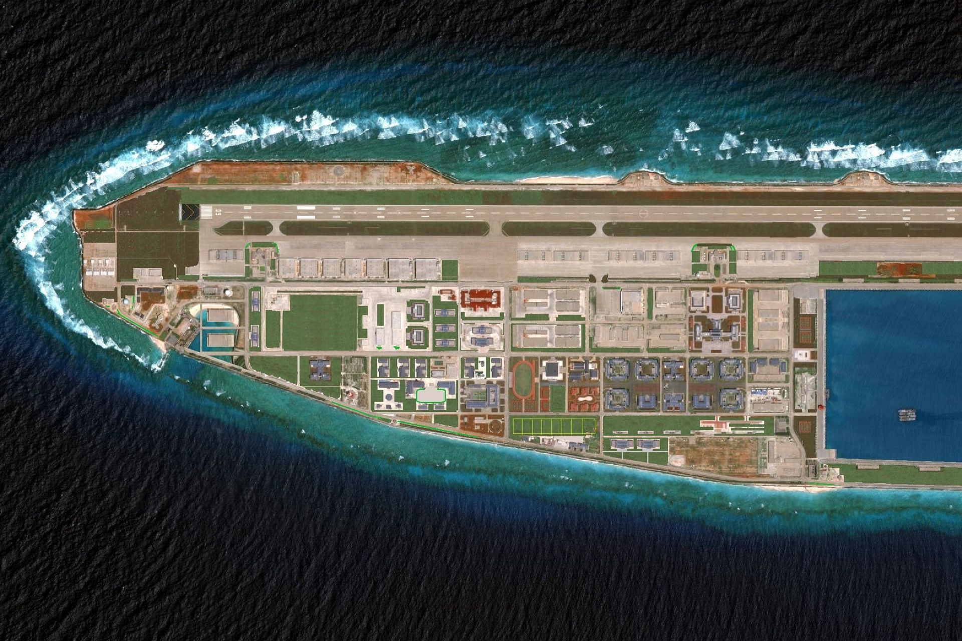 中国近年来在南沙群岛修建大批军事设施。图为中国在南沙群岛的永暑岛。（南海研究论坛）