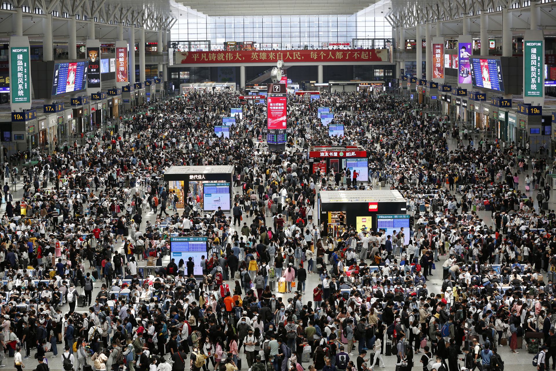 2021年4月30日，北京南站客流量开始猛增。（视觉中国）
