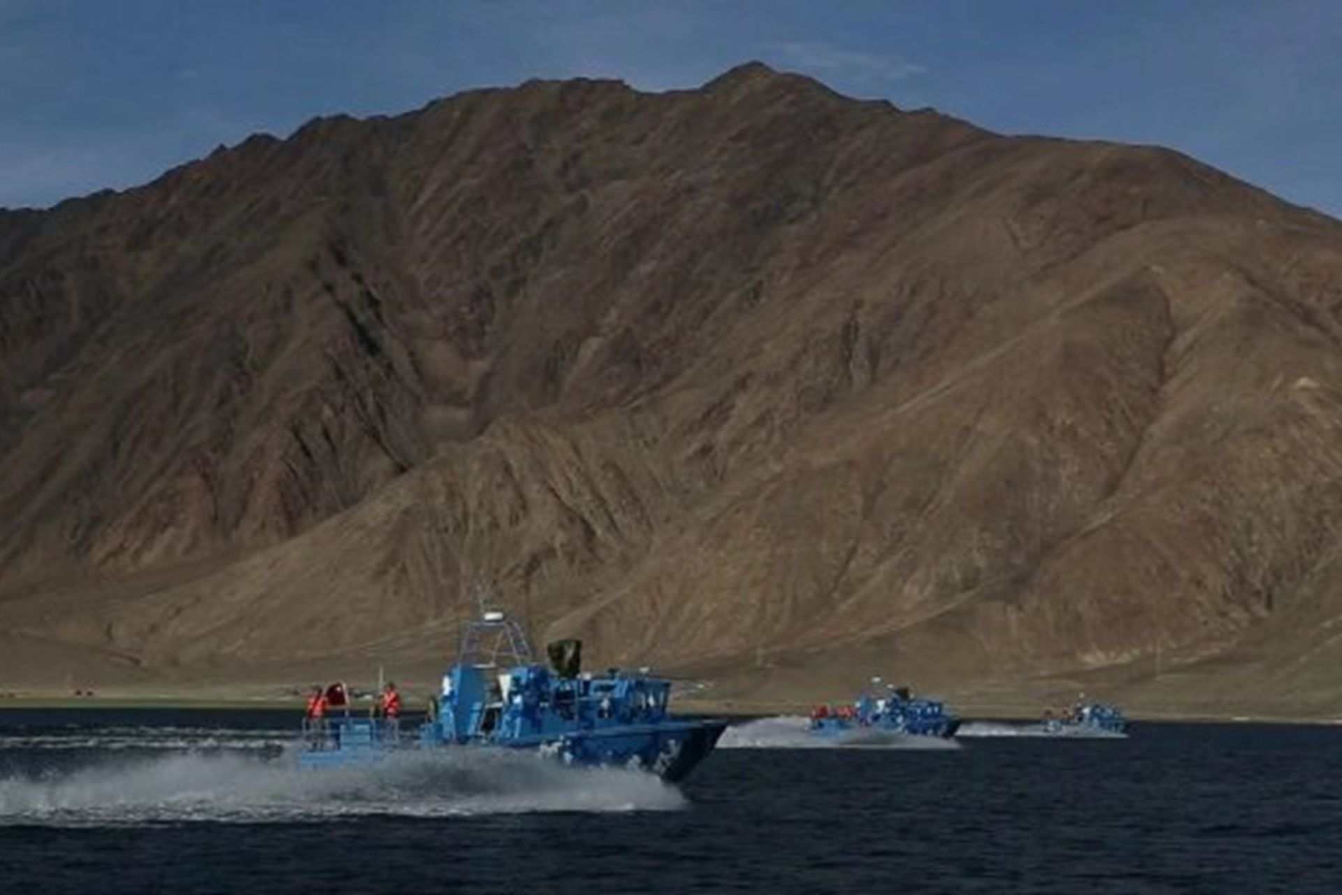 中印边境对峙持续,解放军正在进行编队演练。(微博视频截图) 中印边境对峙持续,解放军正在进行编队演练。(微博视频截图)