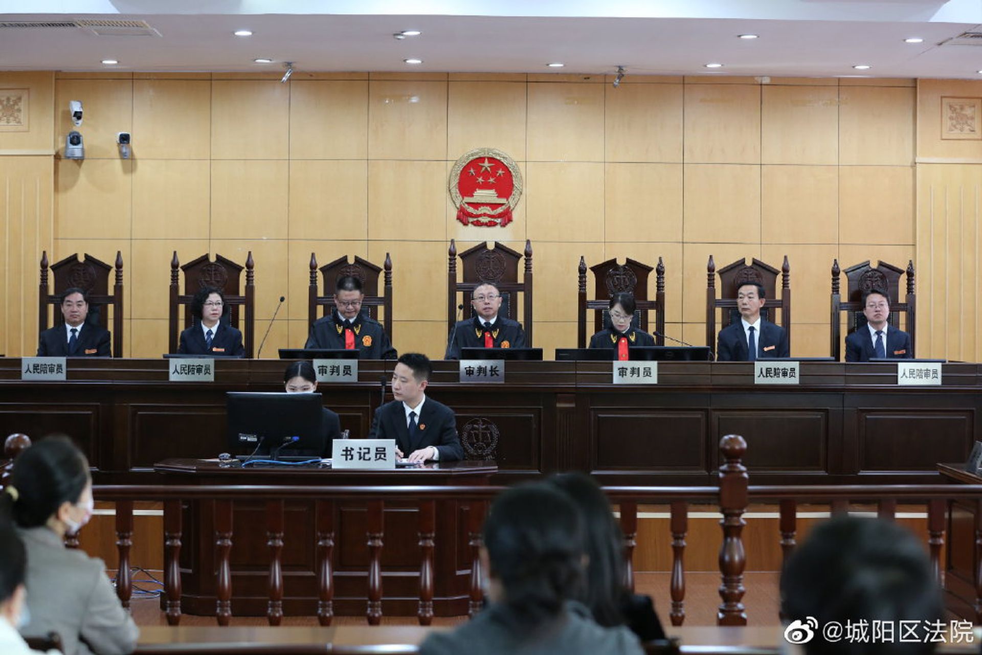 青岛城阳法院对江秋莲诉刘鑫案的宣判，有利于维护社会的良善之心。（微博@城阳区法院）