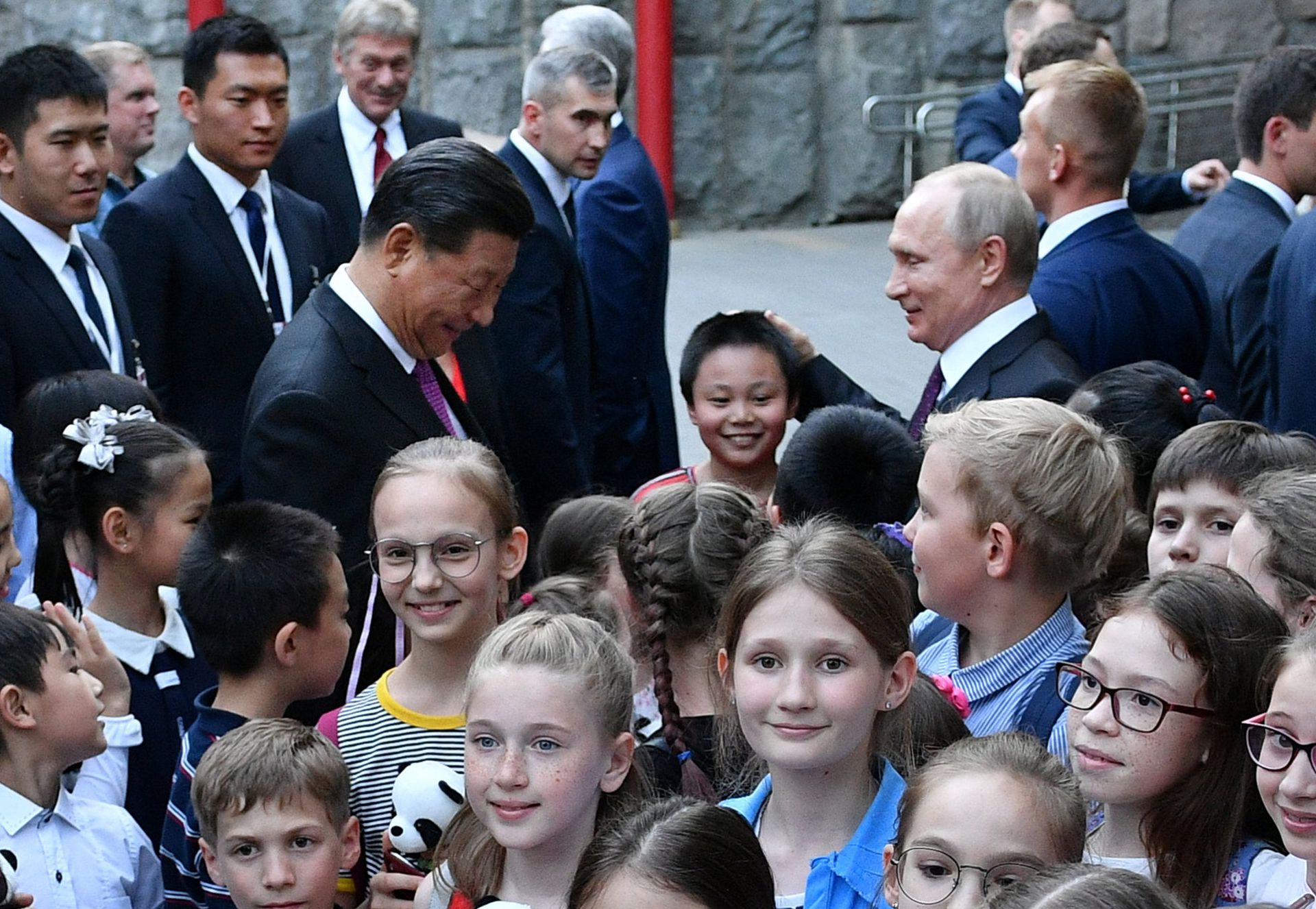 2019年6月5日，普京和中国国家主席习近平在莫斯科动物园参观，与一些俄罗斯儿童互动交流。（Reuters）