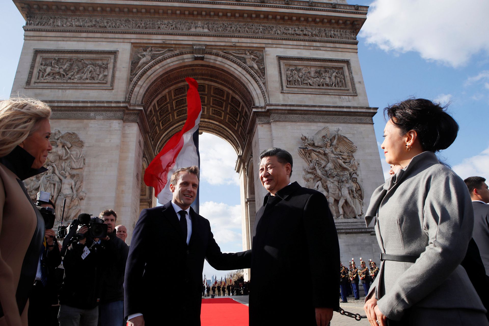 2019年3月25日，法国总统马克龙夫妇、中国国家主席习近平和夫人彭丽媛出席无名战士墓献花圈仪式。（Reuters）