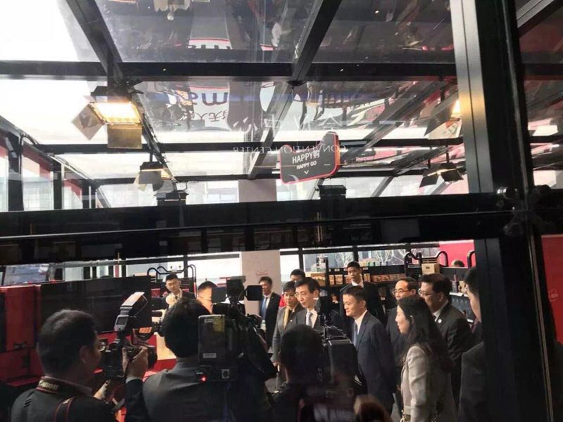 蚂蚁集团上市前夕,马云批评中国金融监管政策的尖锐演讲,在金融圈引发热议。图为2017年12月3日,中共政治局常委王沪宁在互联网大会视察马云的公司。(鼎盛军事) 蚂蚁集团上市前夕,马云批评中国金融监管政策的尖锐演讲,在金融圈引发热议。图为2017年12月3日,中共政治局常委王沪宁在互联网大会视察马云的公司。(鼎盛军事)