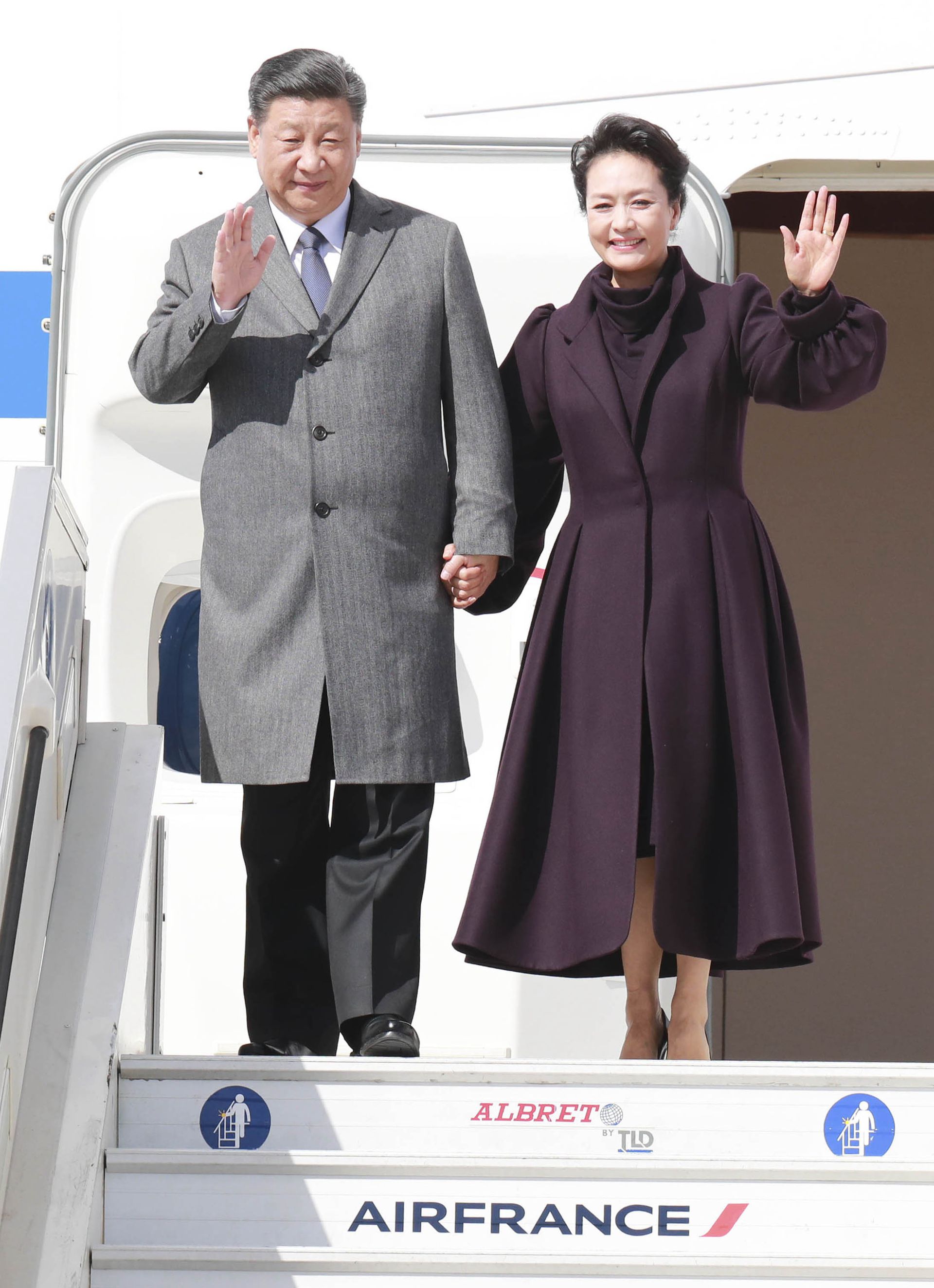 2019年3月25日，中国国家主席习近平和夫人彭丽媛抵达巴黎戴高乐机场。（新华社）