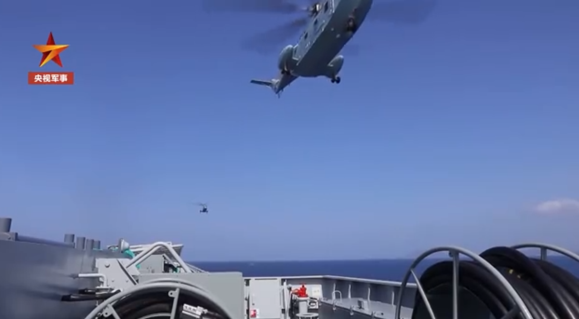 海南舰上正进行直升机起降训练。（中国央视军事频道视频截图）