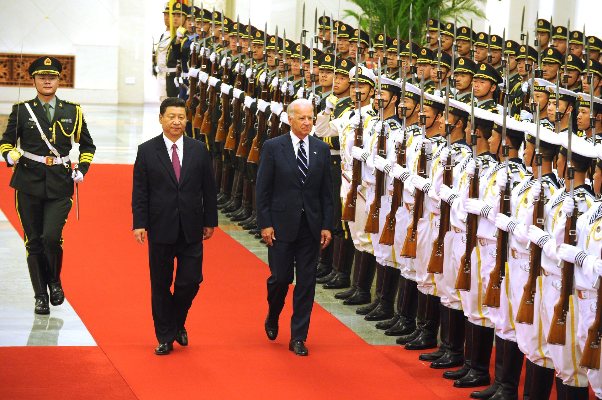 2011年8月18日，时任中国国家副主席习近平为拜登在人民大会堂举行欢迎仪式。拜登此次访华之行，正是受习近平的邀请。（Getty）