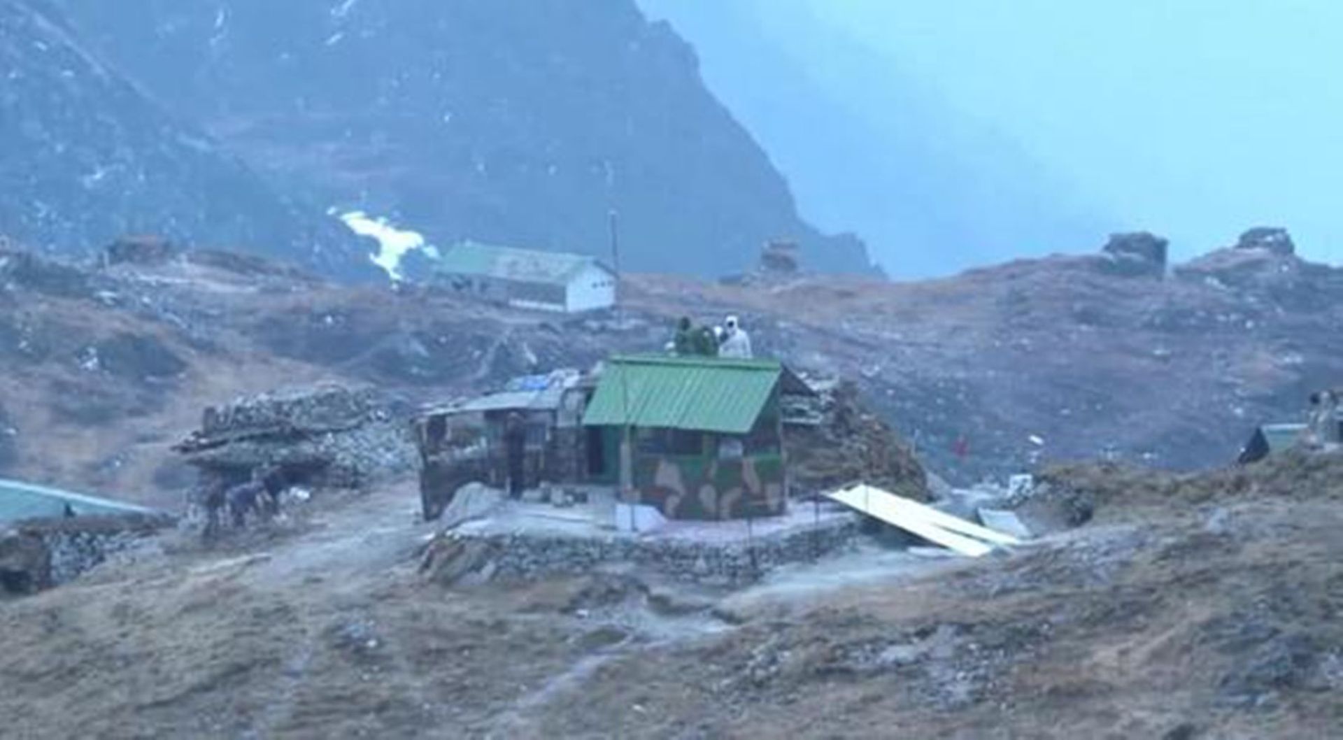 印度部队在中印边境地区修建有大批哨所。(芒果TV视频截图) 印度部队在中印边境地区修建有大批哨所。(芒果TV视频截图)