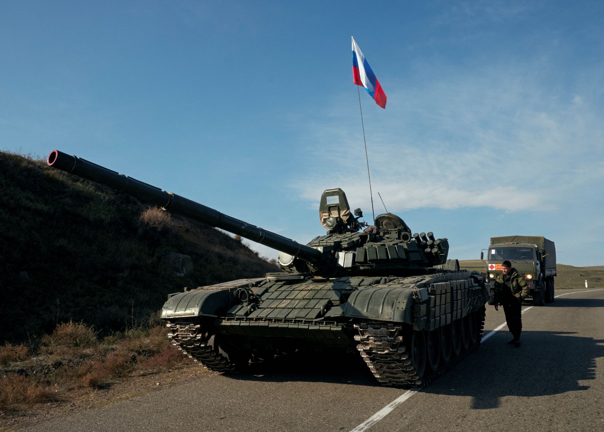 图为一辆行驶在M12公路上的俄军坦克，俄军装甲部队已在11月10日先行抵达纳卡边境，开始监督双方停火及移交领土等过程。（美联社）