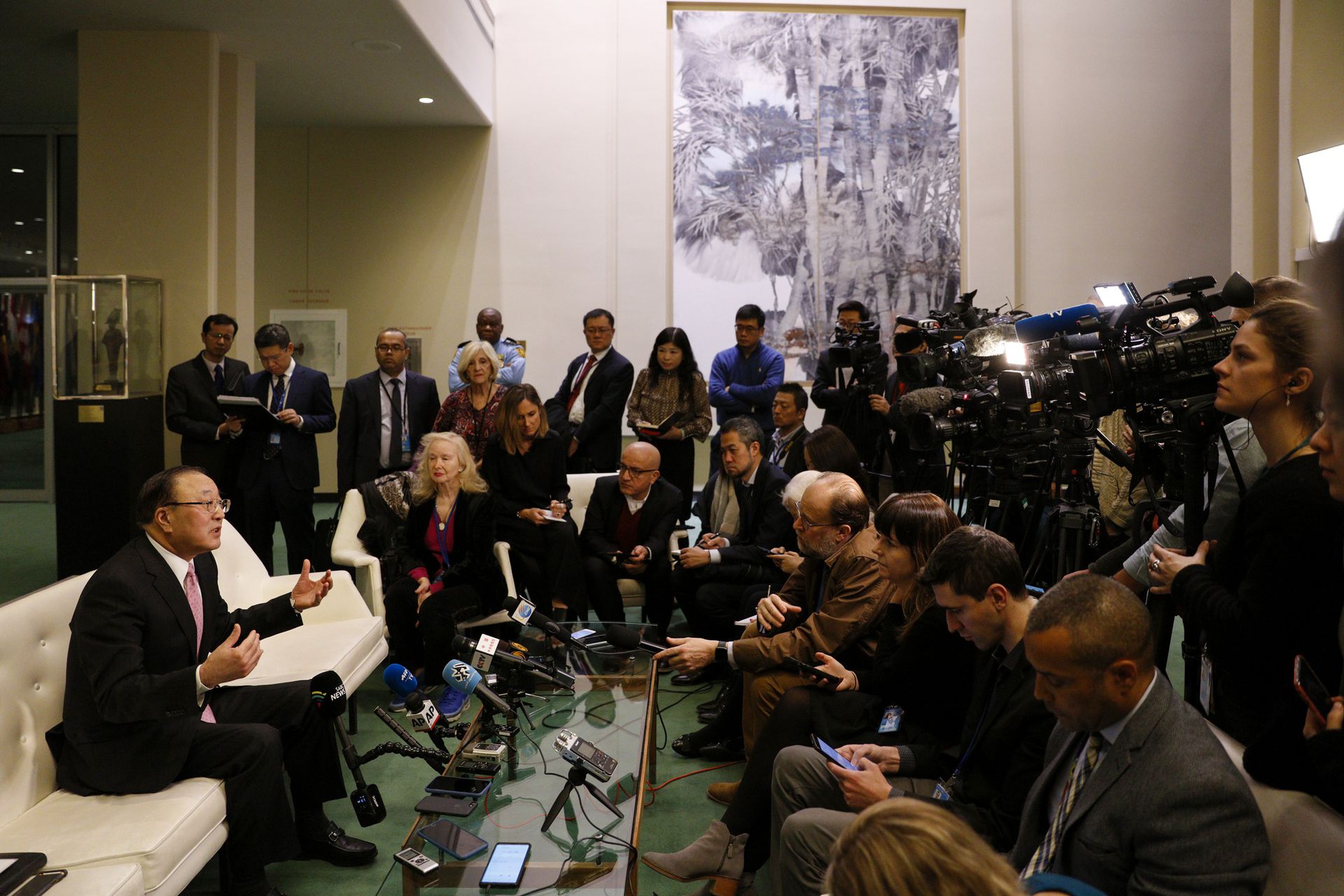 1月30日，在位于美国纽约的联合国总部，众多媒体参加媒体吹风会，听取中国常驻联合国代表张军介绍中国为防控疫情采取的举措。（新华社）