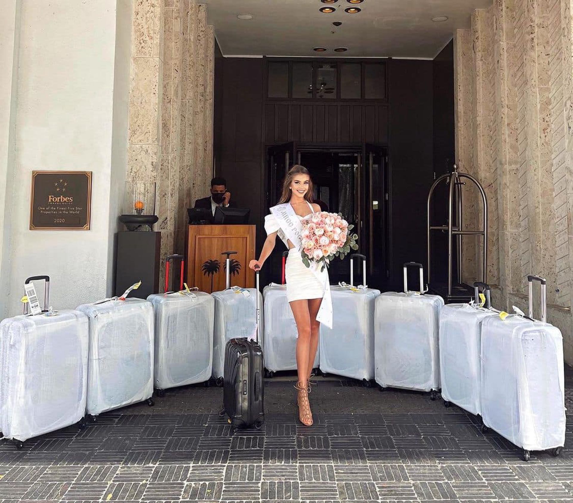 俄罗斯小姐桑科在酒店门前拍照。（Facebook@Alina Sanko）