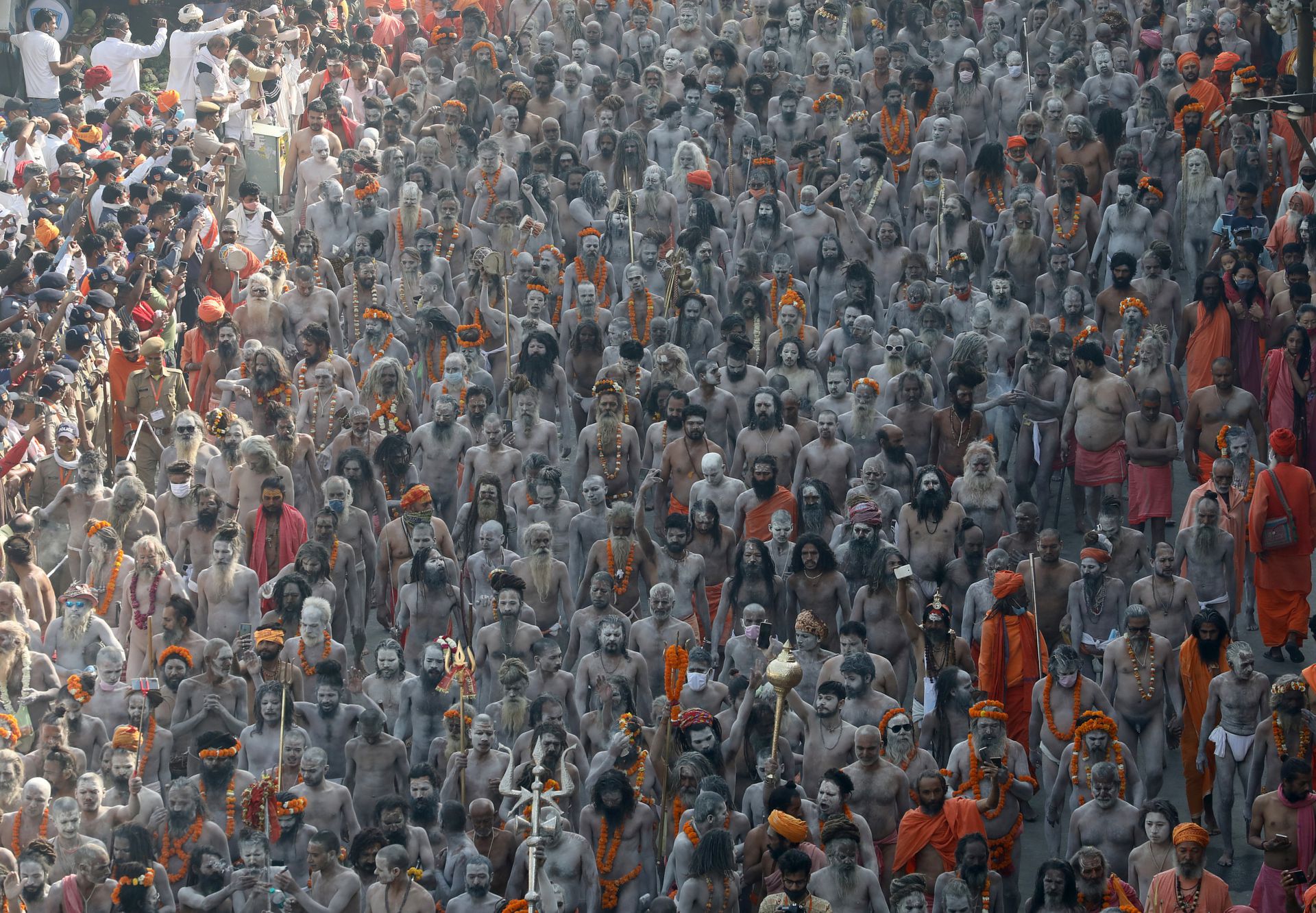2021年4月14日，在赫尔德瓦尔参加大壶节的印度人进行游行活动。（Reuters）