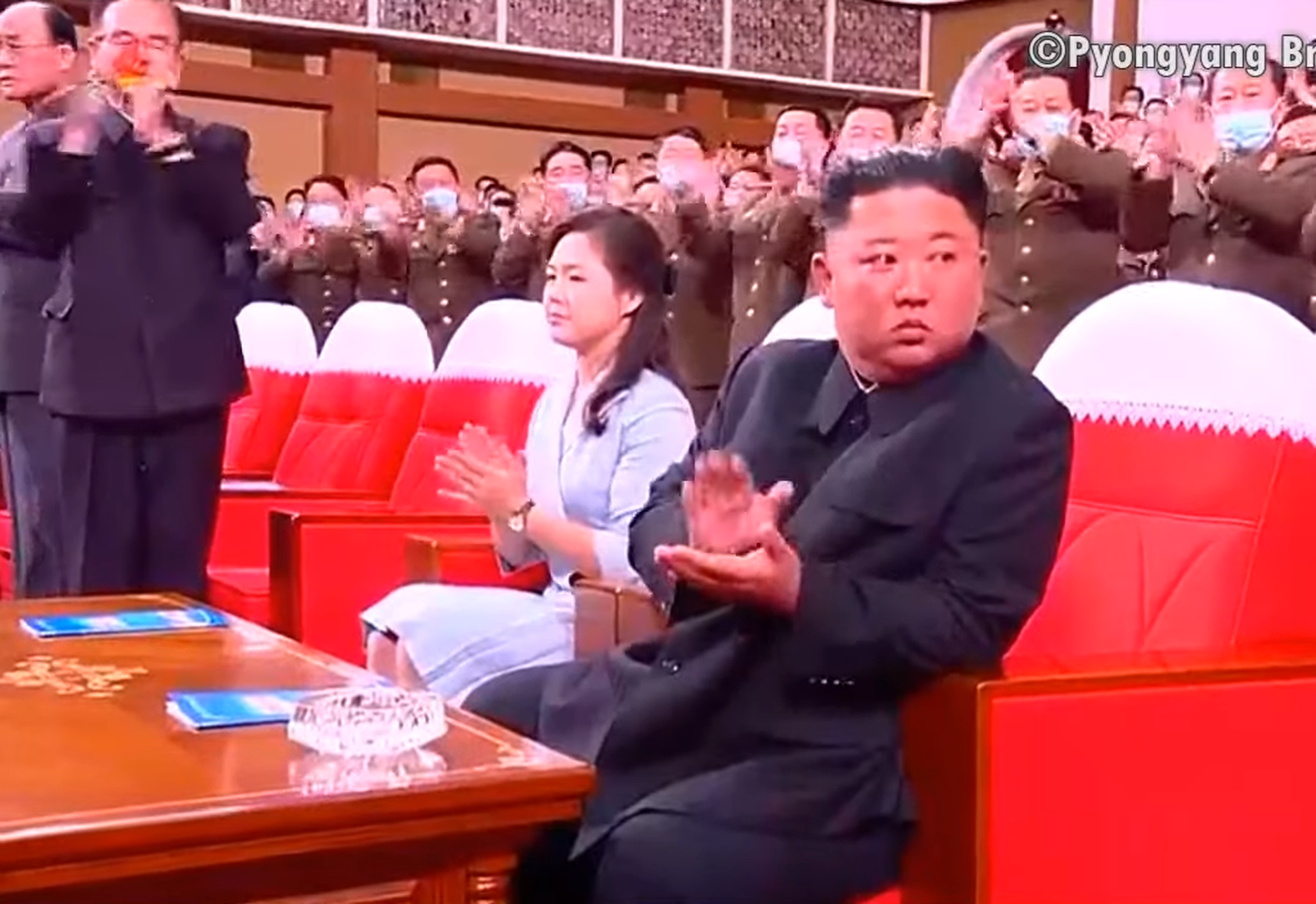 2021年5月5日，朝鲜官方播放金正恩与夫人李雪主观看演出画面。（朝鲜中央电视台视频截图）