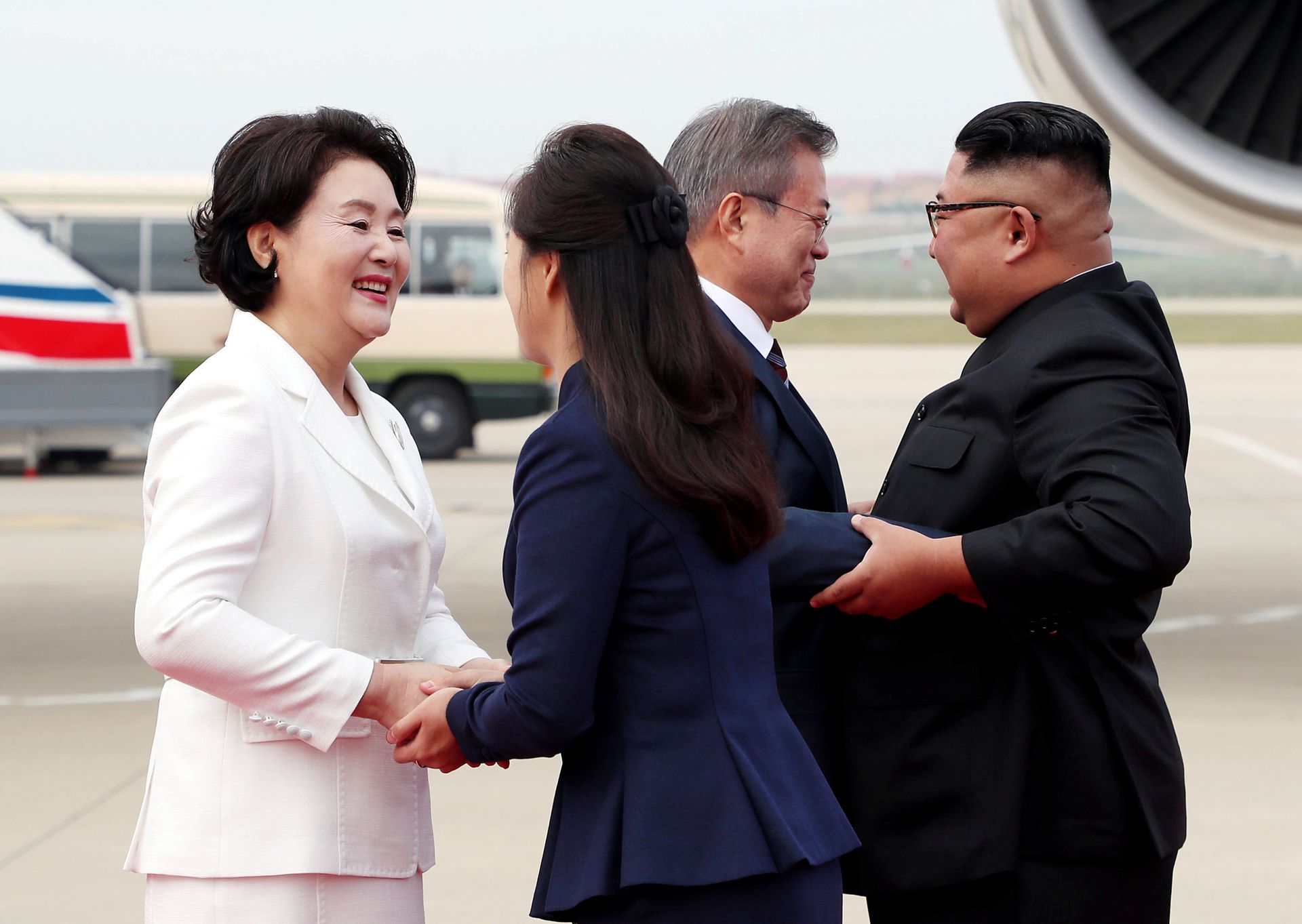 2018年9月18日，文在寅乘坐的专机抵达平壤顺安国际机场，金正恩与夫人李雪主迎接。（Reuters）