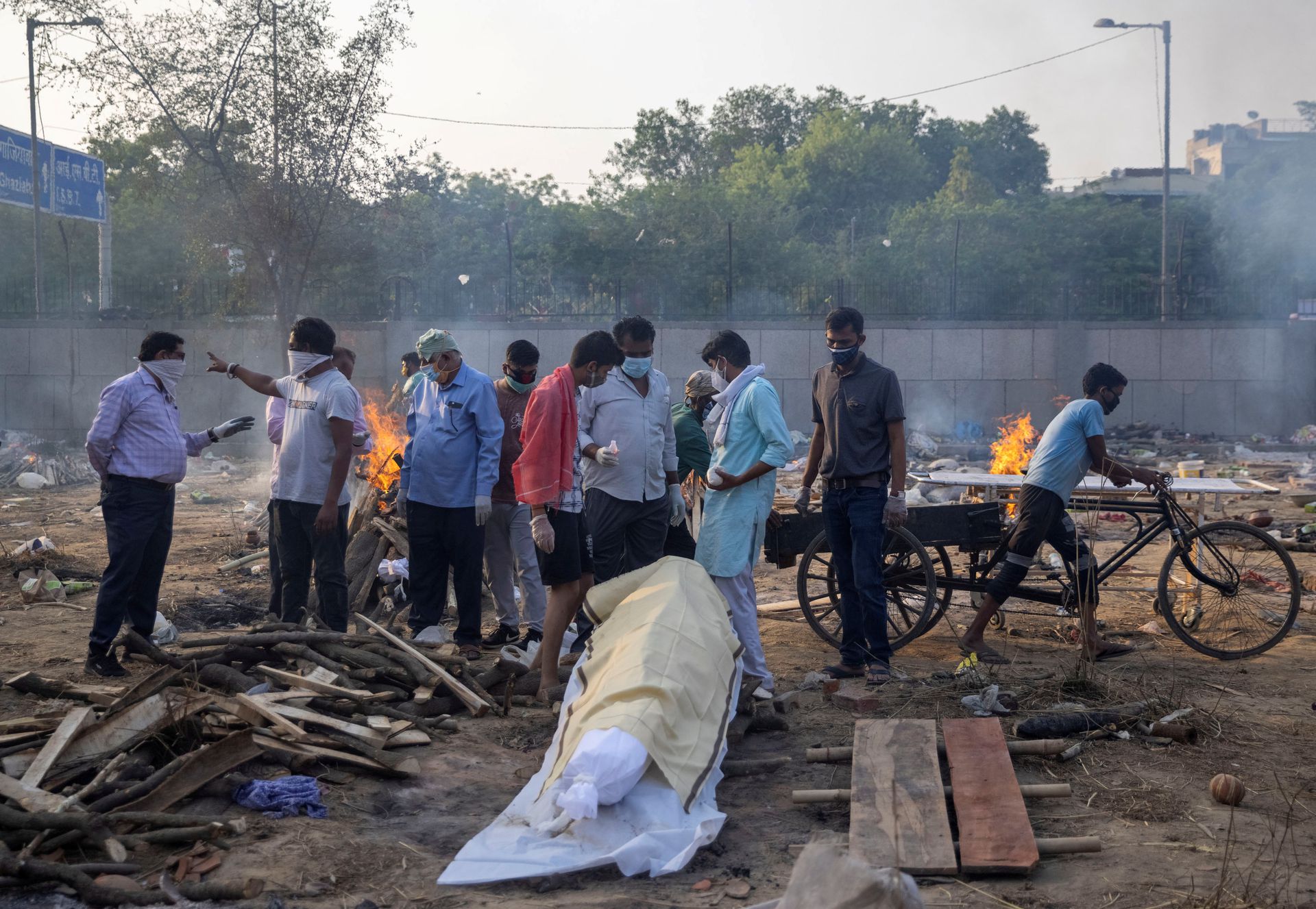 印度新冠疫情恶化，不断创下国内和全世界单日确诊最高纪录。印度民众将尸体拉往火葬场进行火化。（Reuters）
