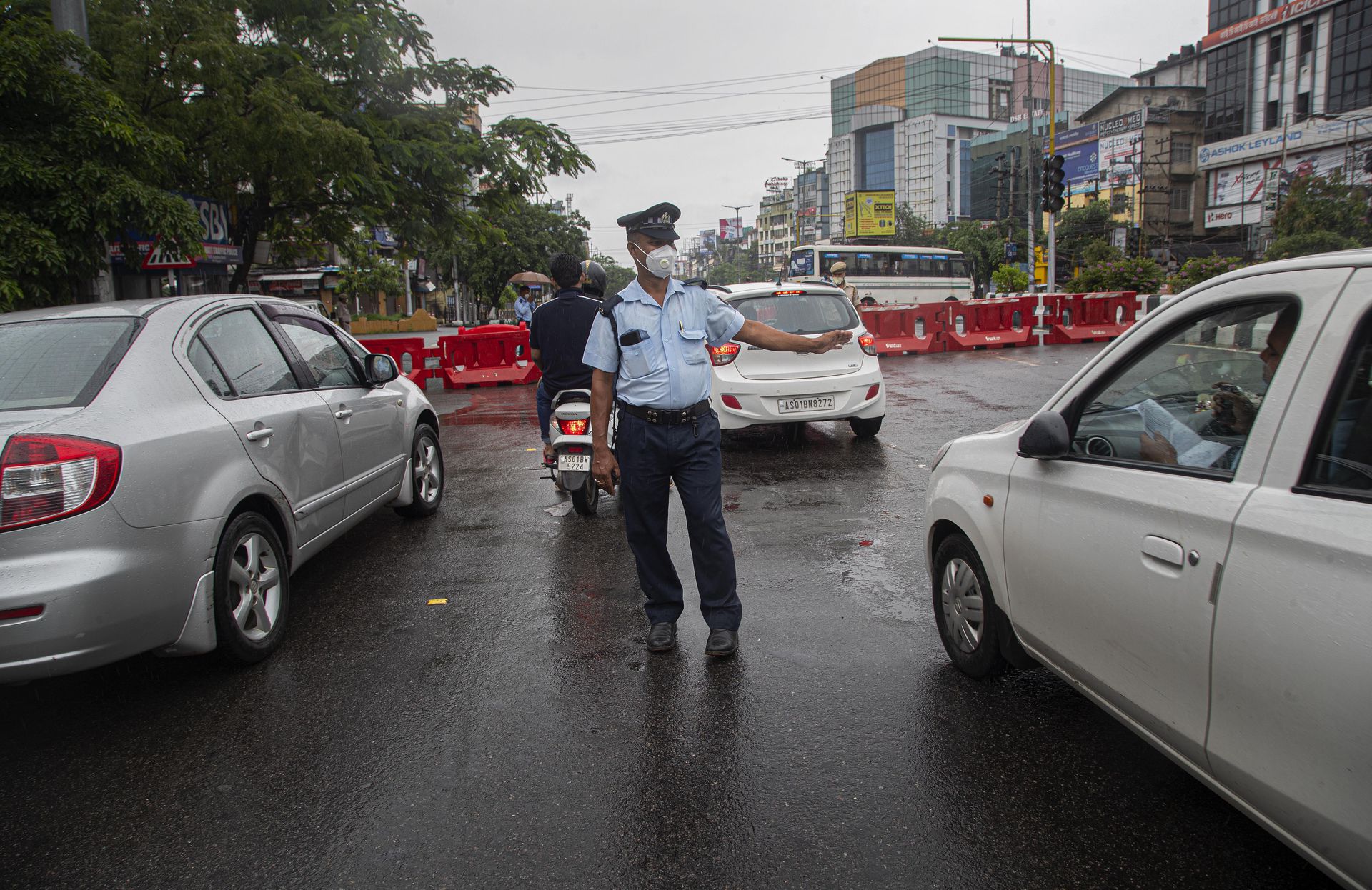 一名印度交通警察正在路障前拦截车辆,印度多个邦重新实施部分或全面封锁,以遏制冠状病毒的传播,近期,印度报告每日新增数万例感染病例。(美联社) 一名印度交通警察正在路障前拦截车辆,印度多个邦重新实施部分或全面封锁,以遏制冠状病毒的传播,近期,印度报告每日新增数万例感染病例。(美联社)