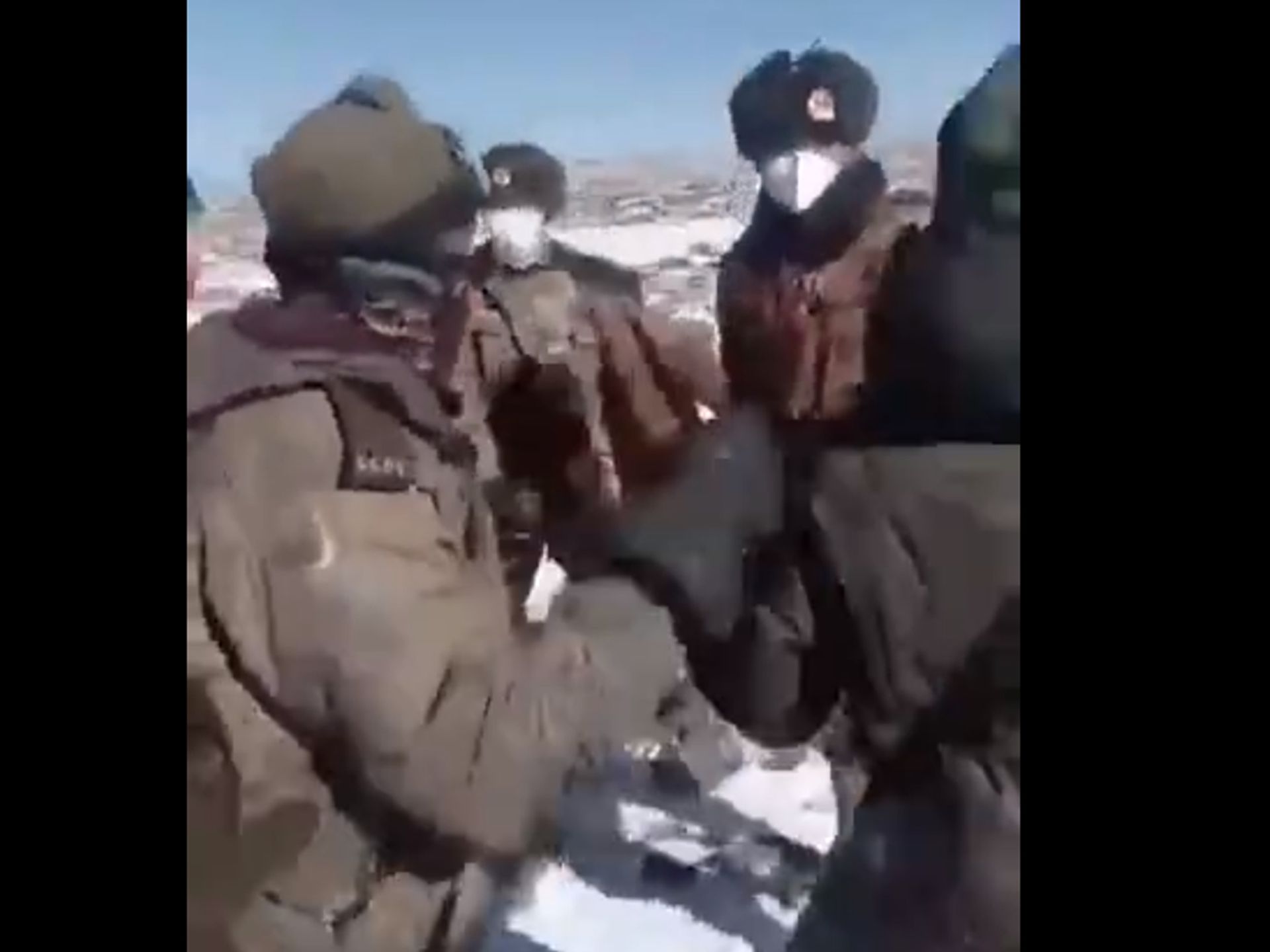 争执未果后,双方人员开始进行推搡。(微博@灬黑礼服灬) 争执未果后,双方人员开始进行推搡。(微博@灬黑礼服灬)