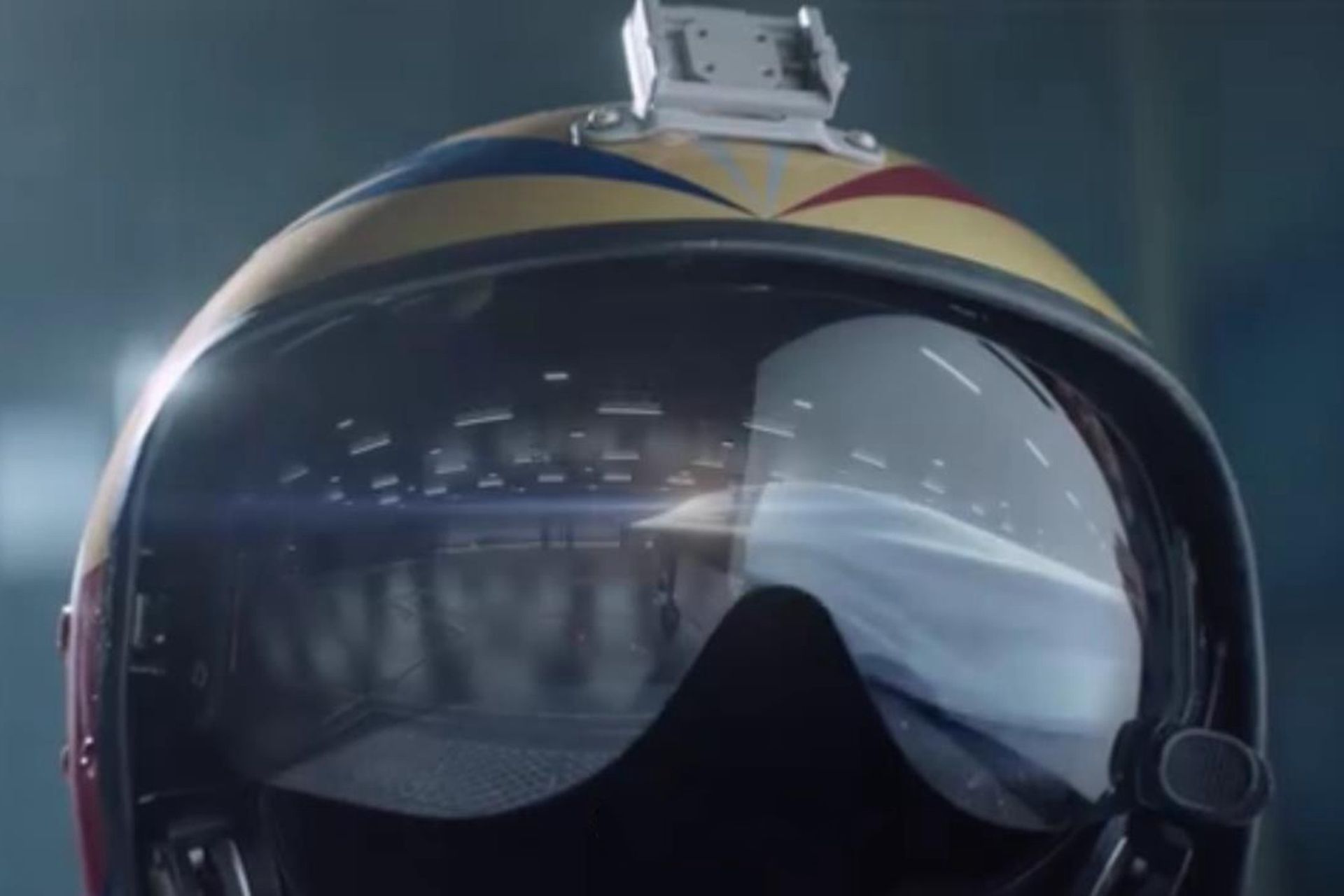 宣传片里，飞行员头盔反射出的新型轰炸机露出机首部位。（微信@空军在线）