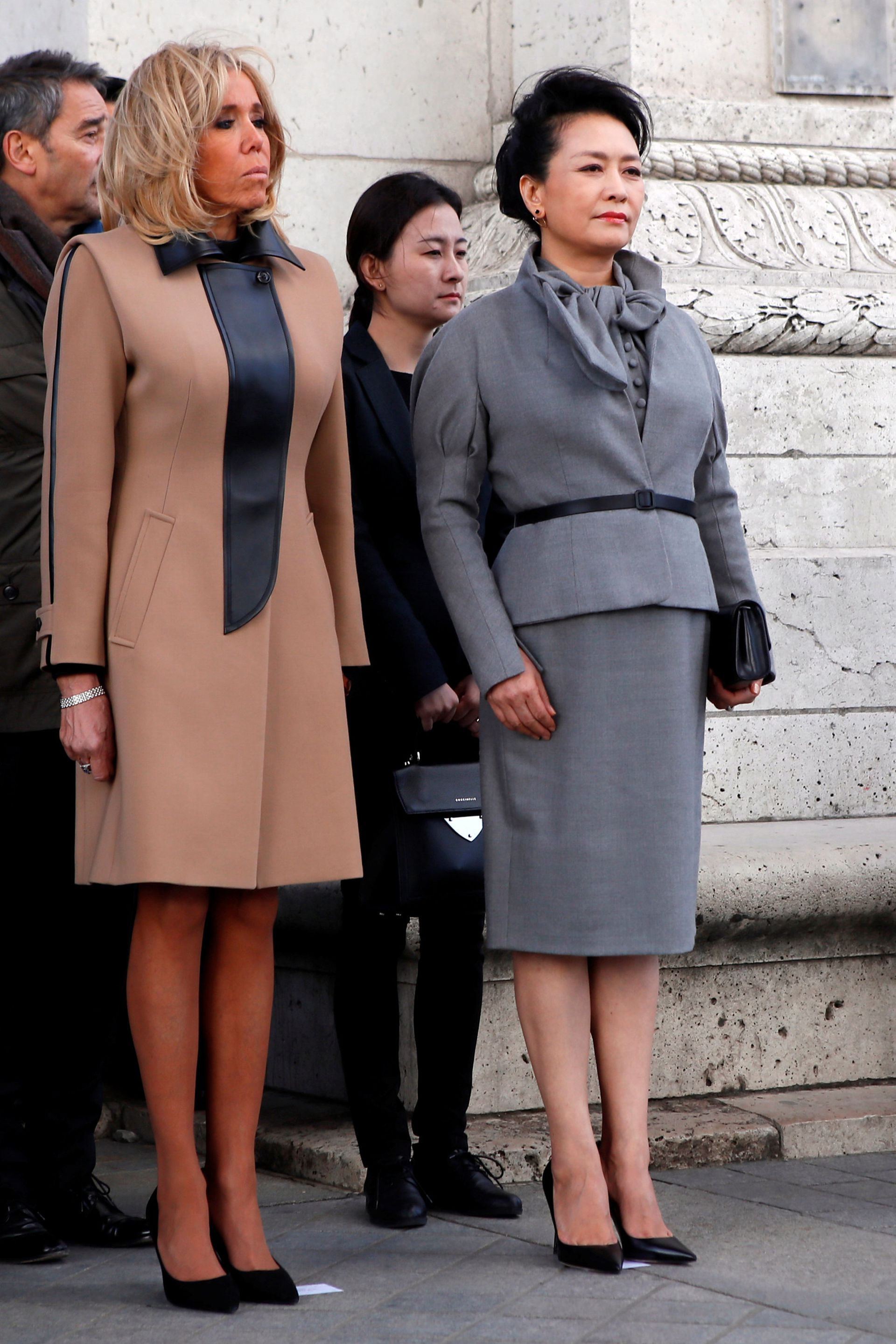 2019年3月25日，在法国巴黎凯旋门纪念碑，法国总统马克龙夫人布丽吉特（Brigitte Macron）和彭丽媛出席献花圈仪式。（Reuters）