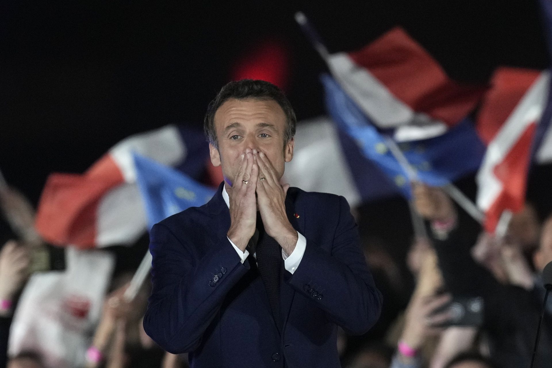 2022年4月24日，马克龙在巴黎与支持者一起庆祝赢得连任。（AP）