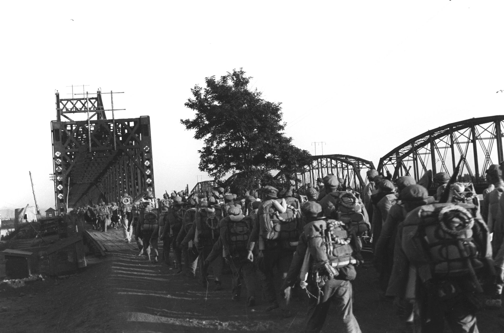 1951年拍摄，中国志愿军部队跨过鸭绿江桥。（视觉中国）