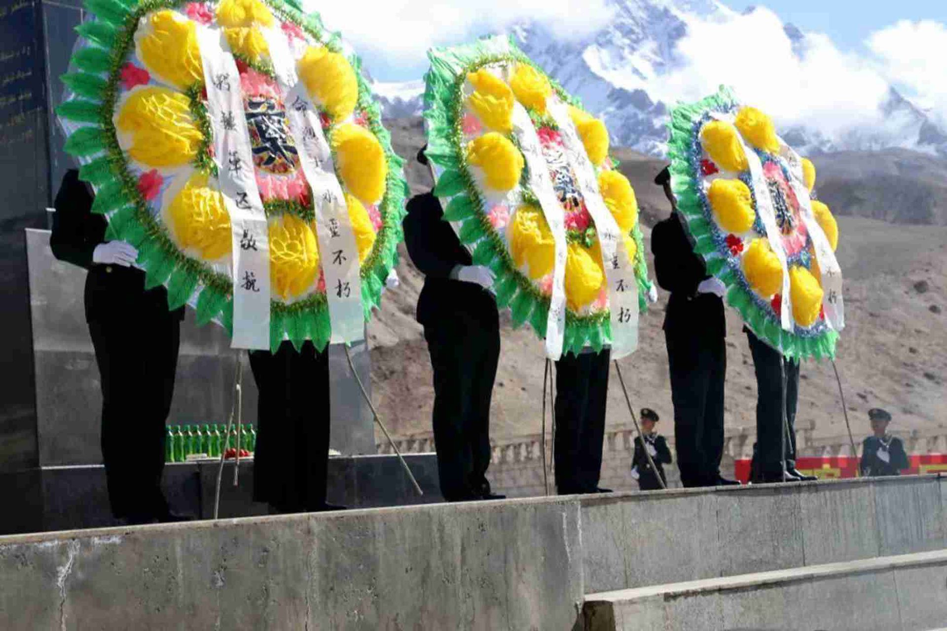 新疆军区为加勒万河谷死亡解放军军人献花圈。（微信@喀喇昆仑卫士）