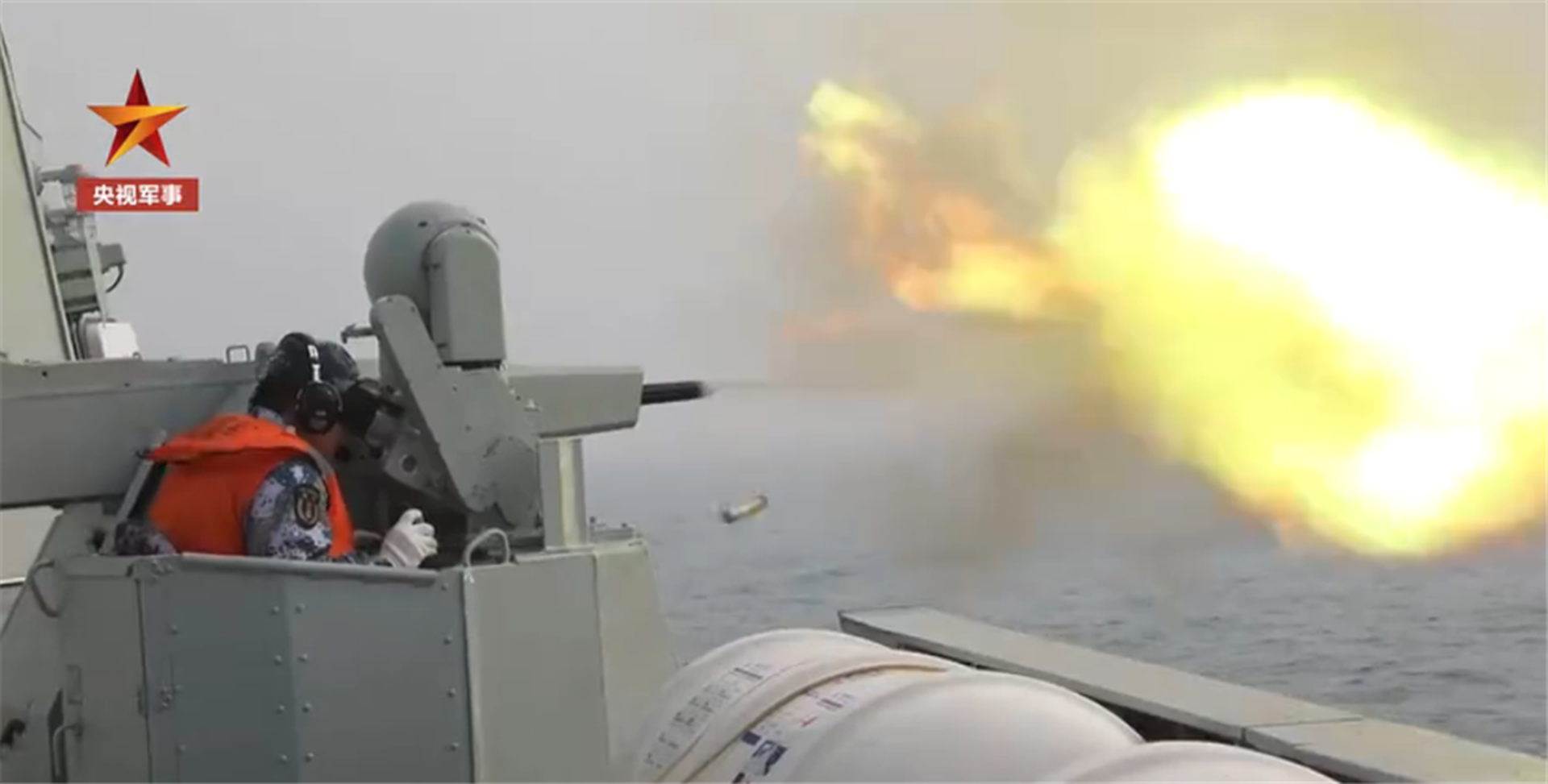 解放军北部战区在黄海某海域开展实战训练,在能见度较低的外部环境下,提升火力攻击精准度。(中国央视军事视频截图) 解放军北部战区在黄海某海域开展实战训练,在能见度较低的外部环境下,提升火力攻击精准度。(中国央视军事视频截图)