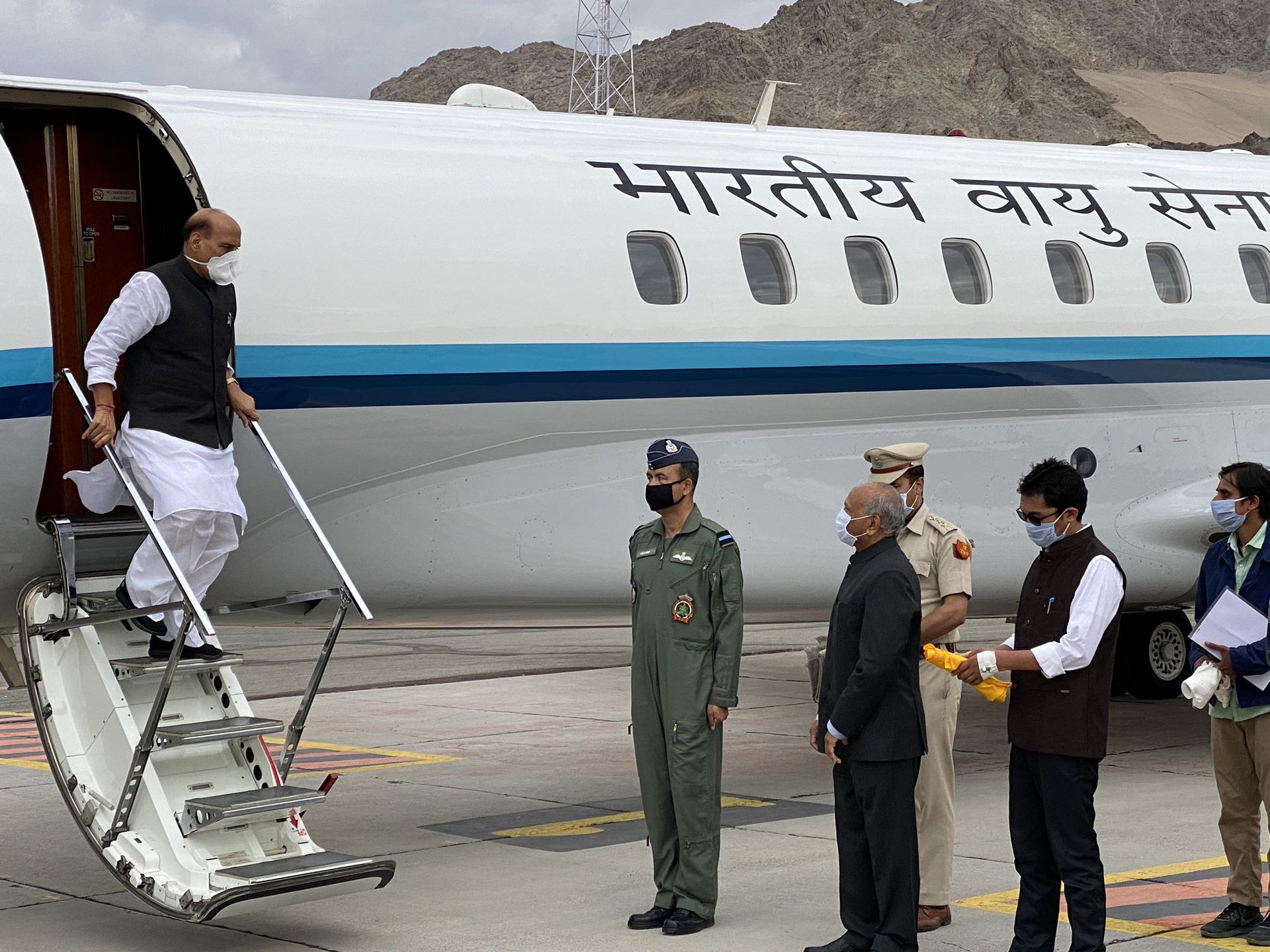 印度防长辛格（Rajnath Singh，左一）7月17日前往中印军队对峙前线拉达克进行访问，他当天早上抵达拉达克首府列城（Leh）。这次访问为期两天。（Twitter@DefenceMinIndia）