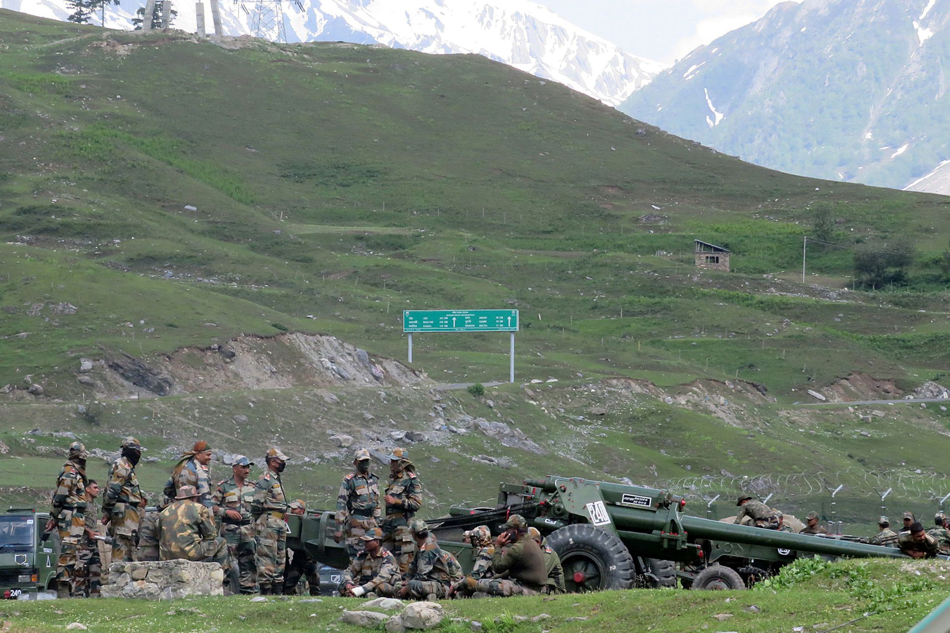 2020年6月16日，在拉达克边界线附近，印度陆军士兵在临时运输营地的火炮旁休息。（Reuters）