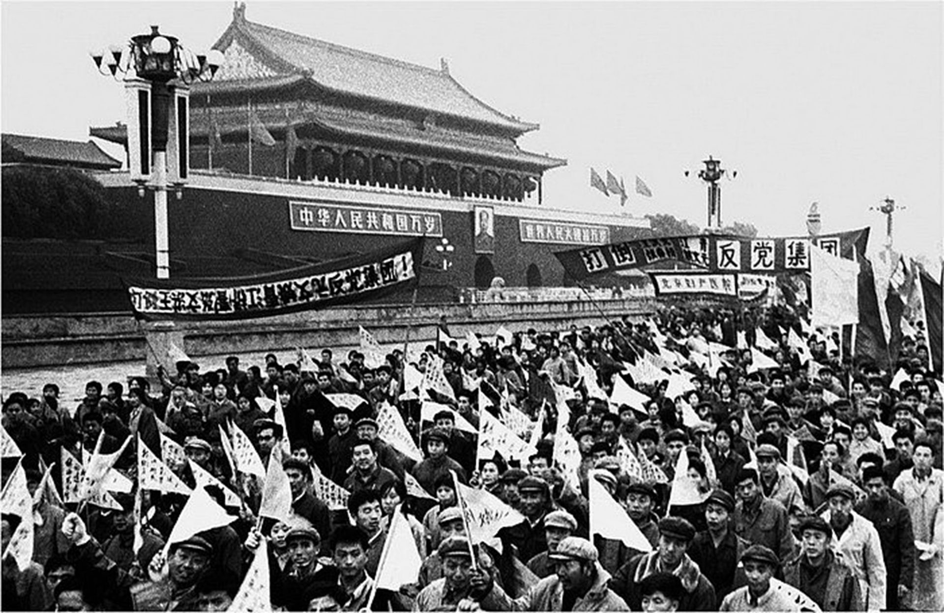 北京军民庆祝粉碎四人帮。(视觉中国)