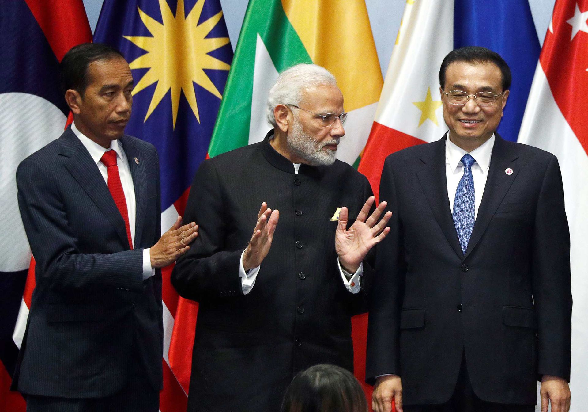 2018年11月14日，中国总理李克强与印度总理莫迪在第二次RCEP领导人会议期间交谈画面。（Reuters）