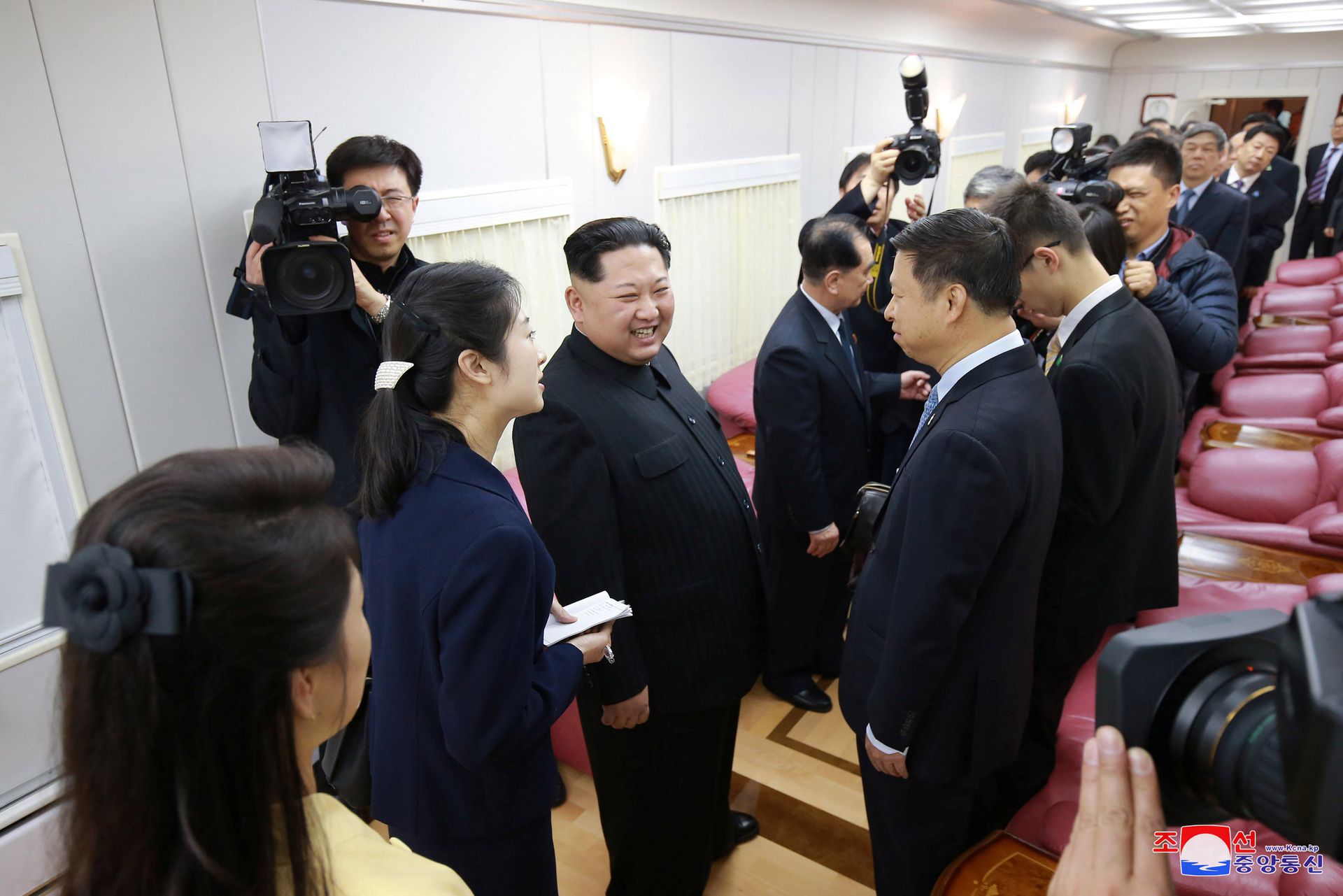 2018年3月25日，金正恩与中方人员交流。（Reuters）
