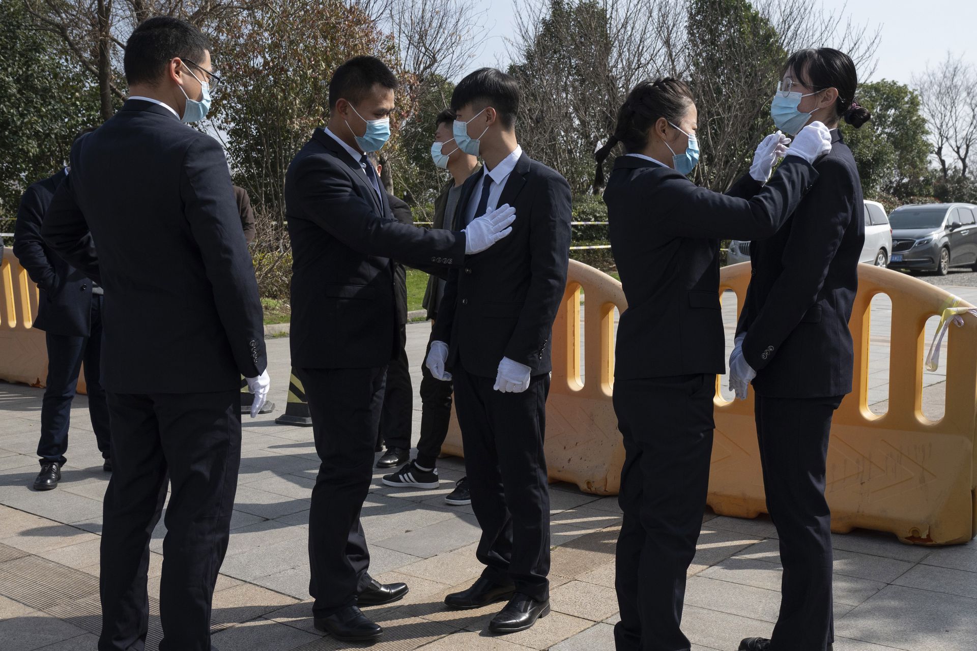 新闻发布会开始前，中国工作人员在酒店外进行准备。（AP）