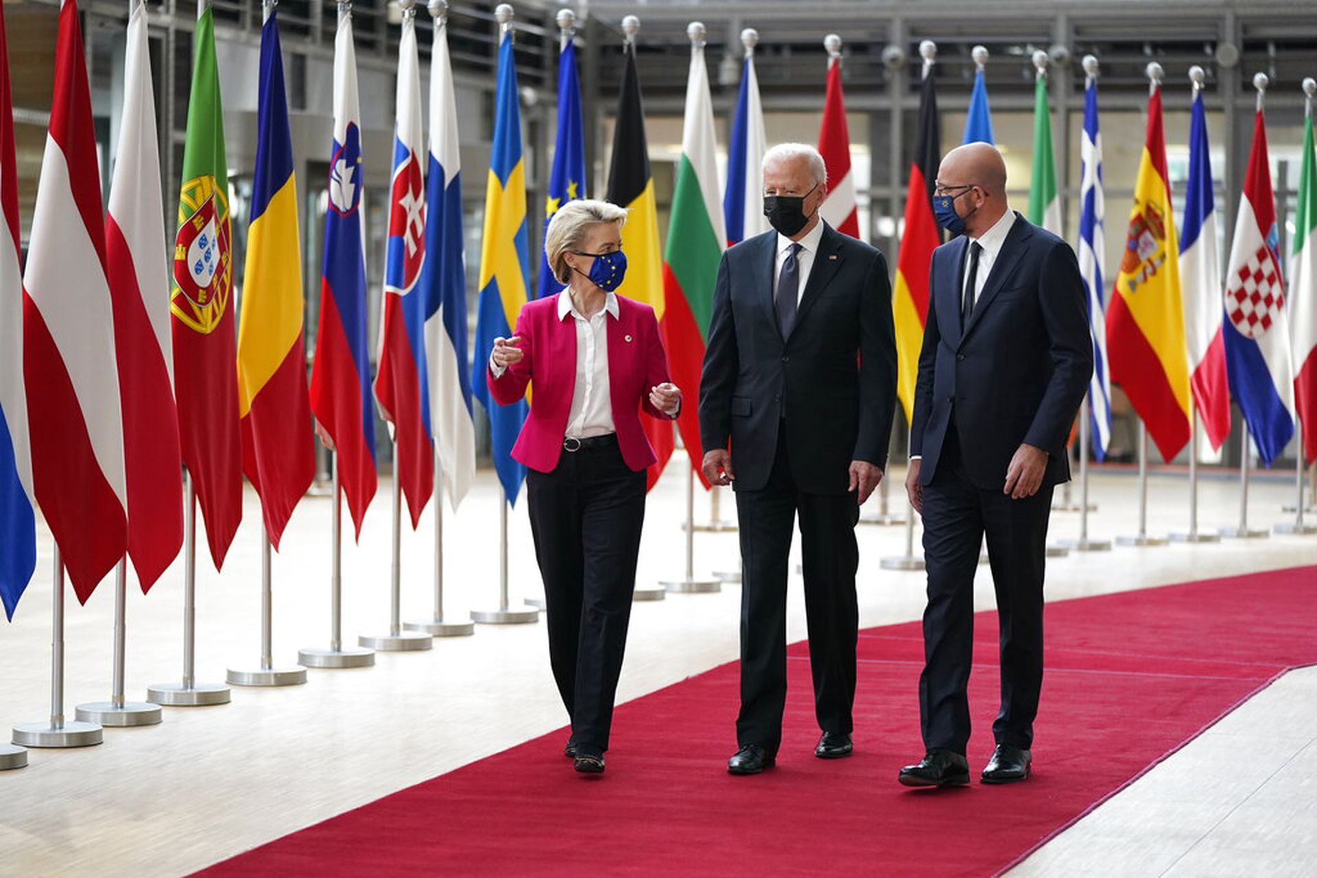 2021年6月15日星期二，在布鲁塞尔举行的欧洲理事会美国-欧盟峰会上，美国总统拜登(中)与欧洲理事会主席米歇尔(右)和欧盟委员会主席乌苏拉·冯·德莱恩(Ursula von der Leyen)一起散步。(AP Photo/Patrick Semansky)