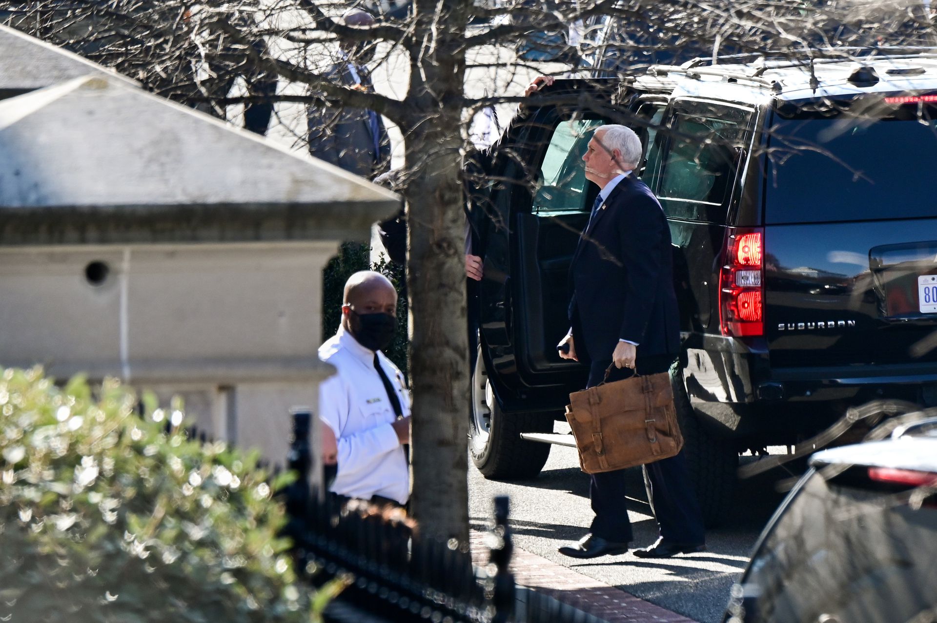 特朗普幕僚开始撤离白宫纳瓦罗手持习特会巨幅照片离开 图 多维新闻 全球