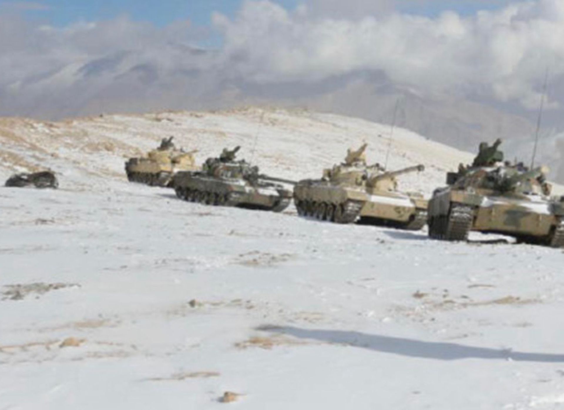 解放军的坦克在边境巡逻。(微博@冲锋号角) 解放军的坦克在边境巡逻。(微博@冲锋号角)