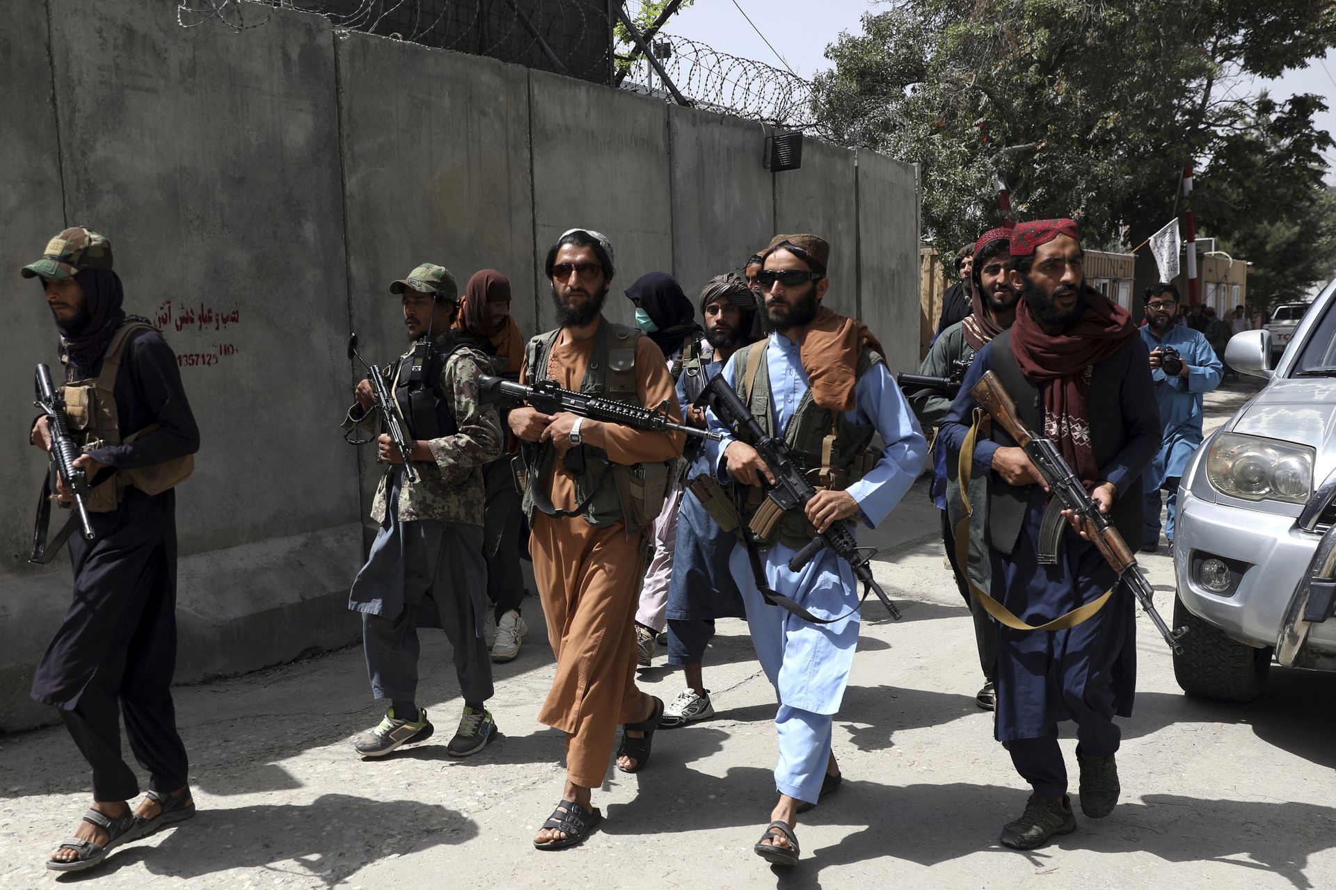 2021年8月18日，在阿富汗首都喀布尔，塔利班武装分子巡逻。（AP）