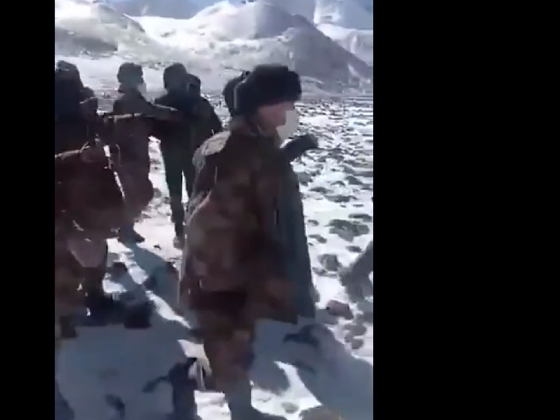 在视频的前一分钟,两方人员参与厮打。(微博@灬黑礼服灬) 在视频的前一分钟,两方人员参与厮打。(微博@灬黑礼服灬)