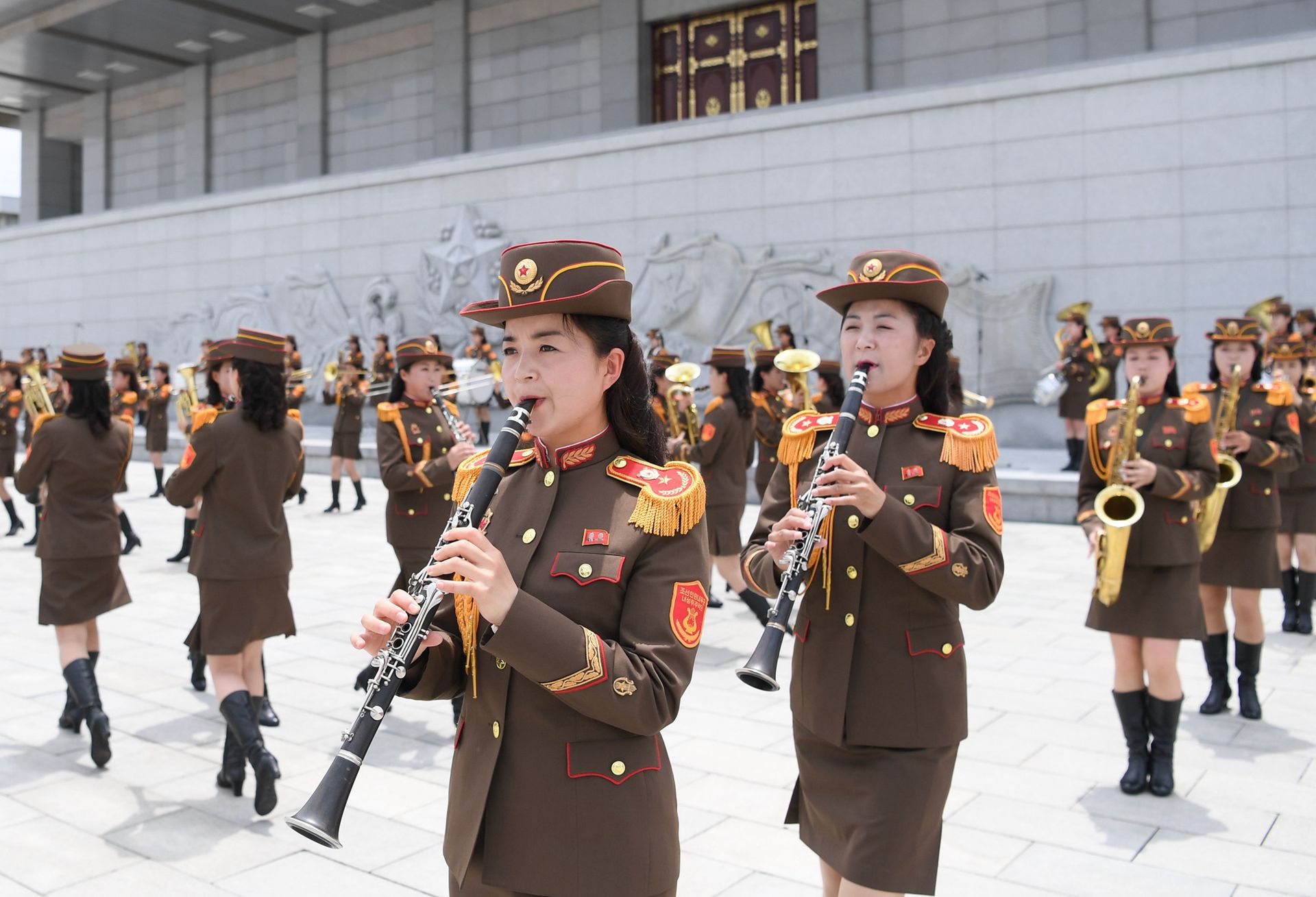2019年6月20日，朝鲜军乐队在锦绣山太阳宫广场欢迎习近平。（新华社）