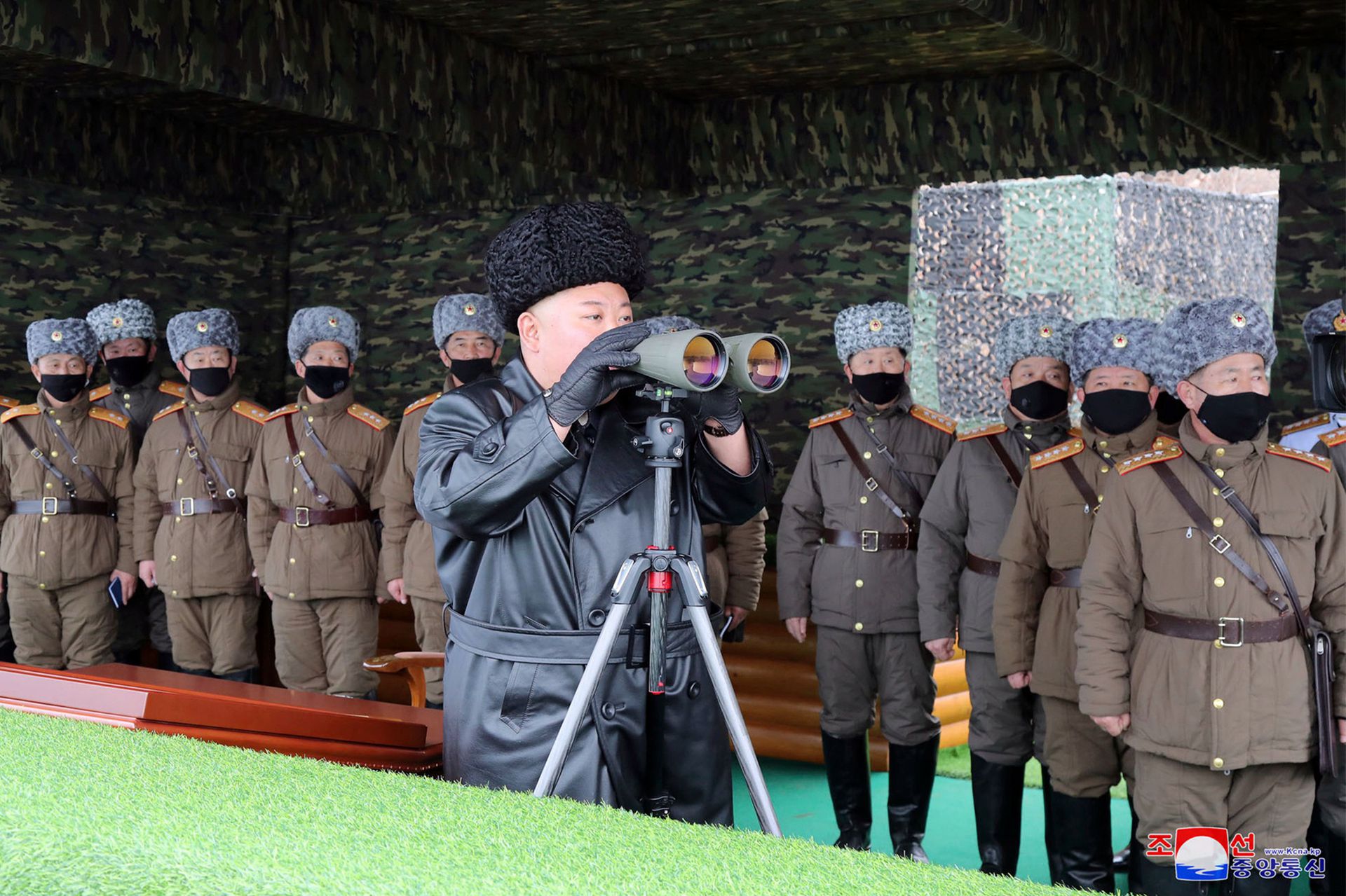 2020年2月28日，朝鲜领导人金正恩检查朝鲜人民军单位的军事演习，士兵们戴着口罩。（朝鲜官方政府）