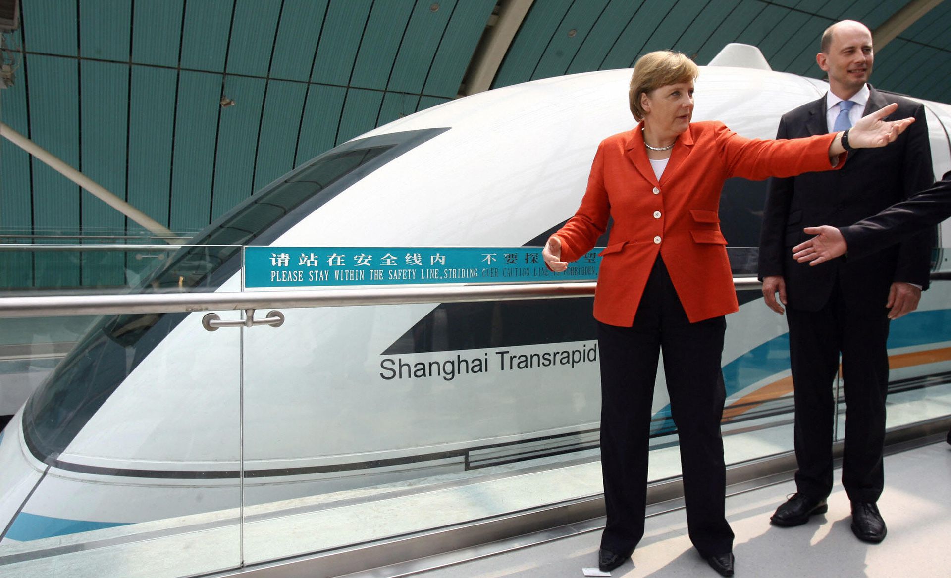 2006年5月22日至5月23日，德国总理默克尔在上海参观访问。参观了上海城市规划馆、徐家汇天主教堂，并参加了德国商会举办的“德国企业投资在中国”论坛。（Getty）
