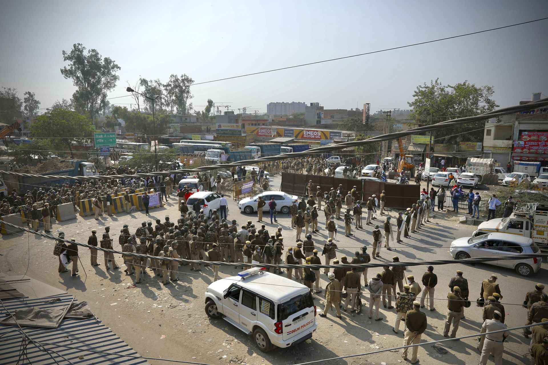 印度军警仍试图以暴力手段维持秩序，其中印度内政部麾下的中央后备警察部队（CRPF）、中央工业安全部队（CISF）等武装于哈里亚纳邦设置了混合封锁线及路障。（美联社）