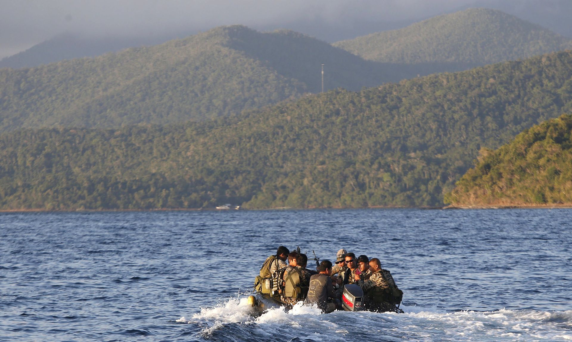 菲律宾海军仍能不时前往仁爱礁破船上换防。（路透社）